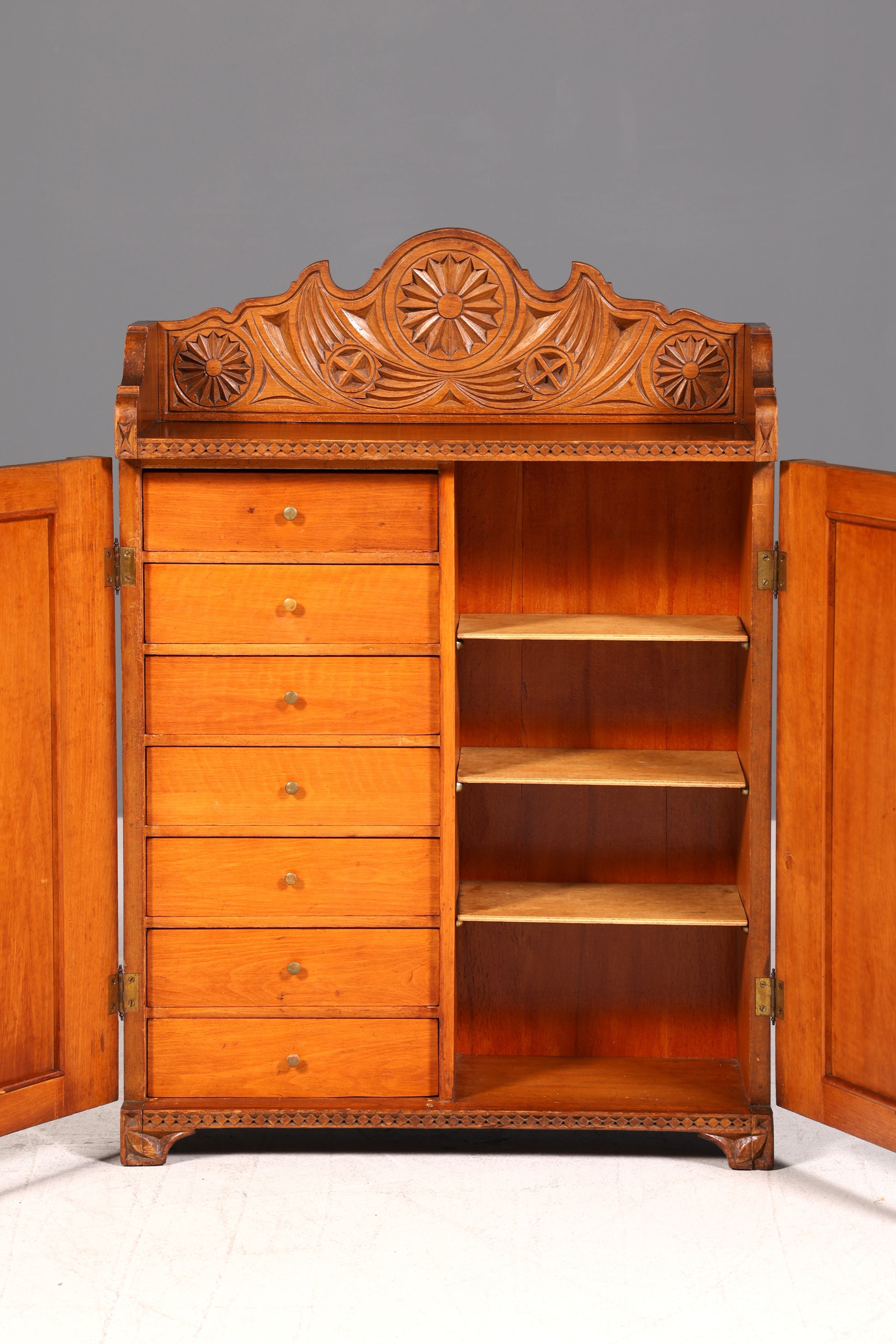 Traumhafter Antiker Schrank um 1900 Schnitzereien Massiv Holz Schränkchen Bauernschrank Vertiko Beistellschrank