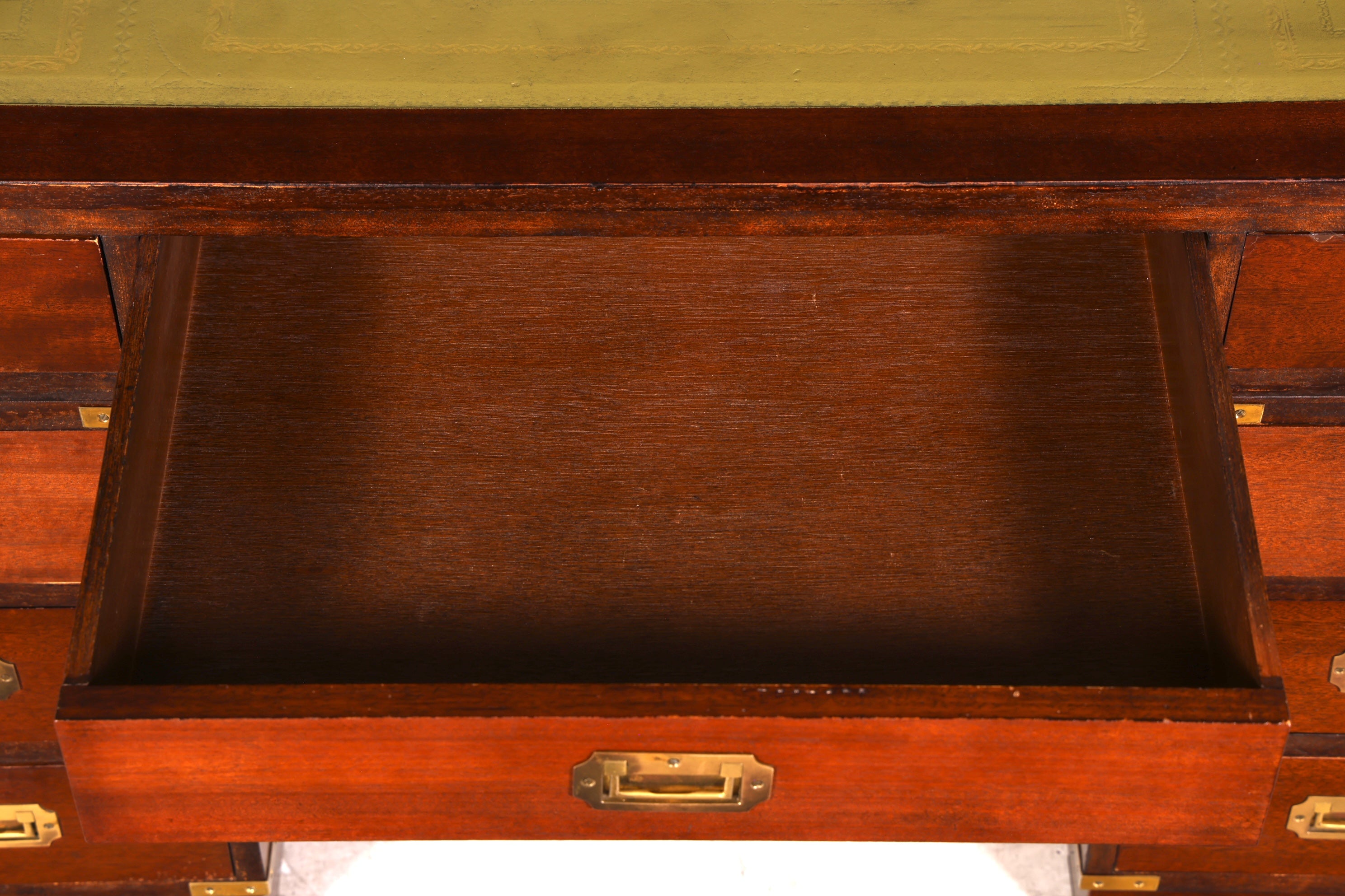 Wunderschöner Maritimer Schreibtisch Englischer Military Chest Bürotisch Office Table mit echt Lederauflage