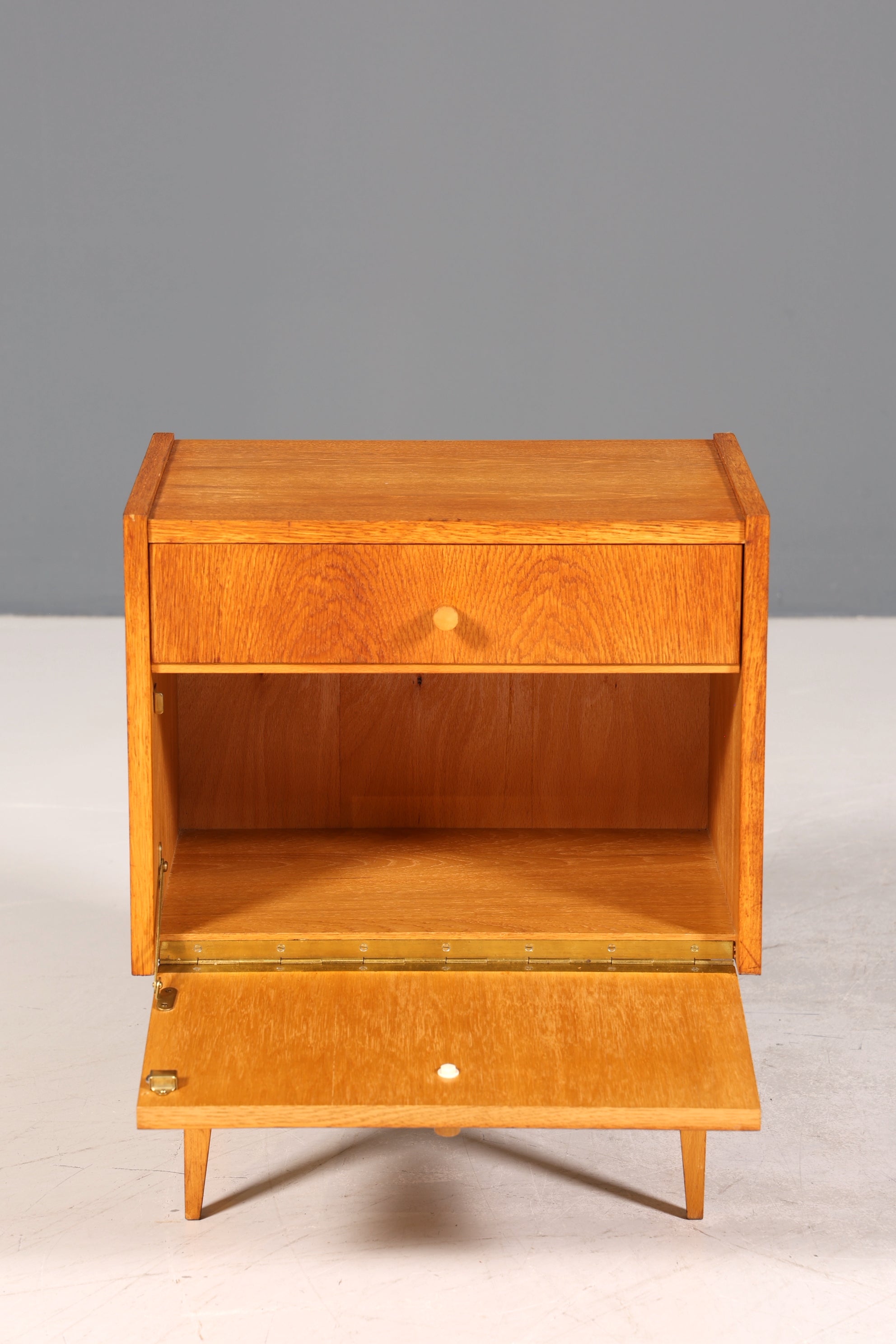Schlichte Mid Century Kommode Vintage Klappschränkchen Danish Design Nachttisch 1 von 2