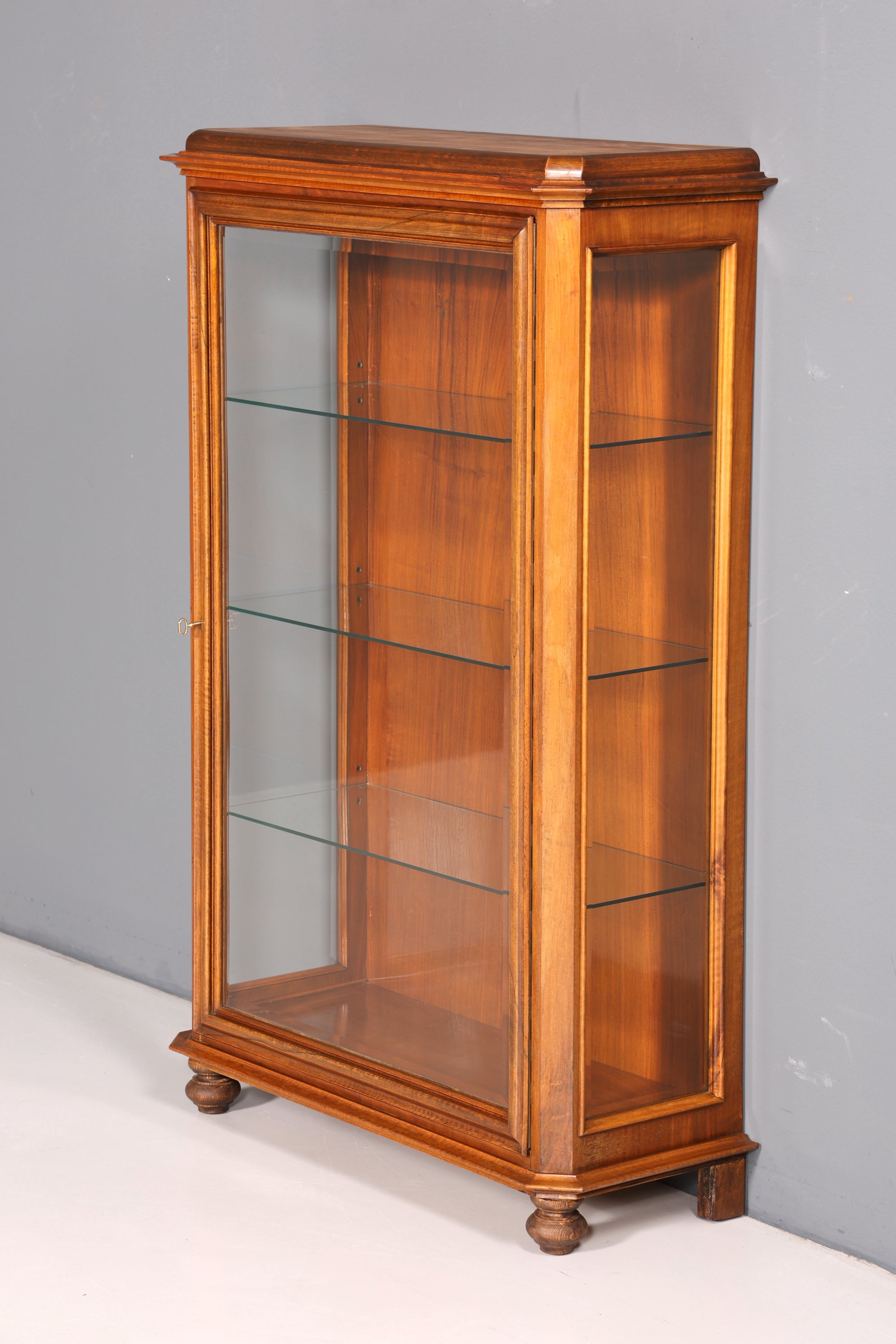 Wunderschöne Art Deco Vitrine Nussbaum Vitrine massiv Holz Antik Schrank