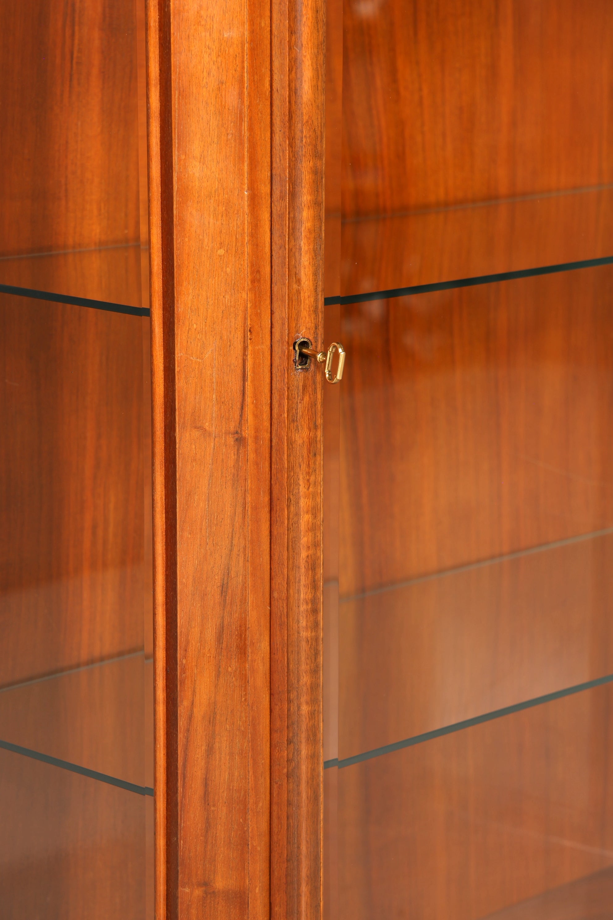Wunderschöne Art Deco Vitrine Nussbaum Vitrine massiv Holz Antik Schrank