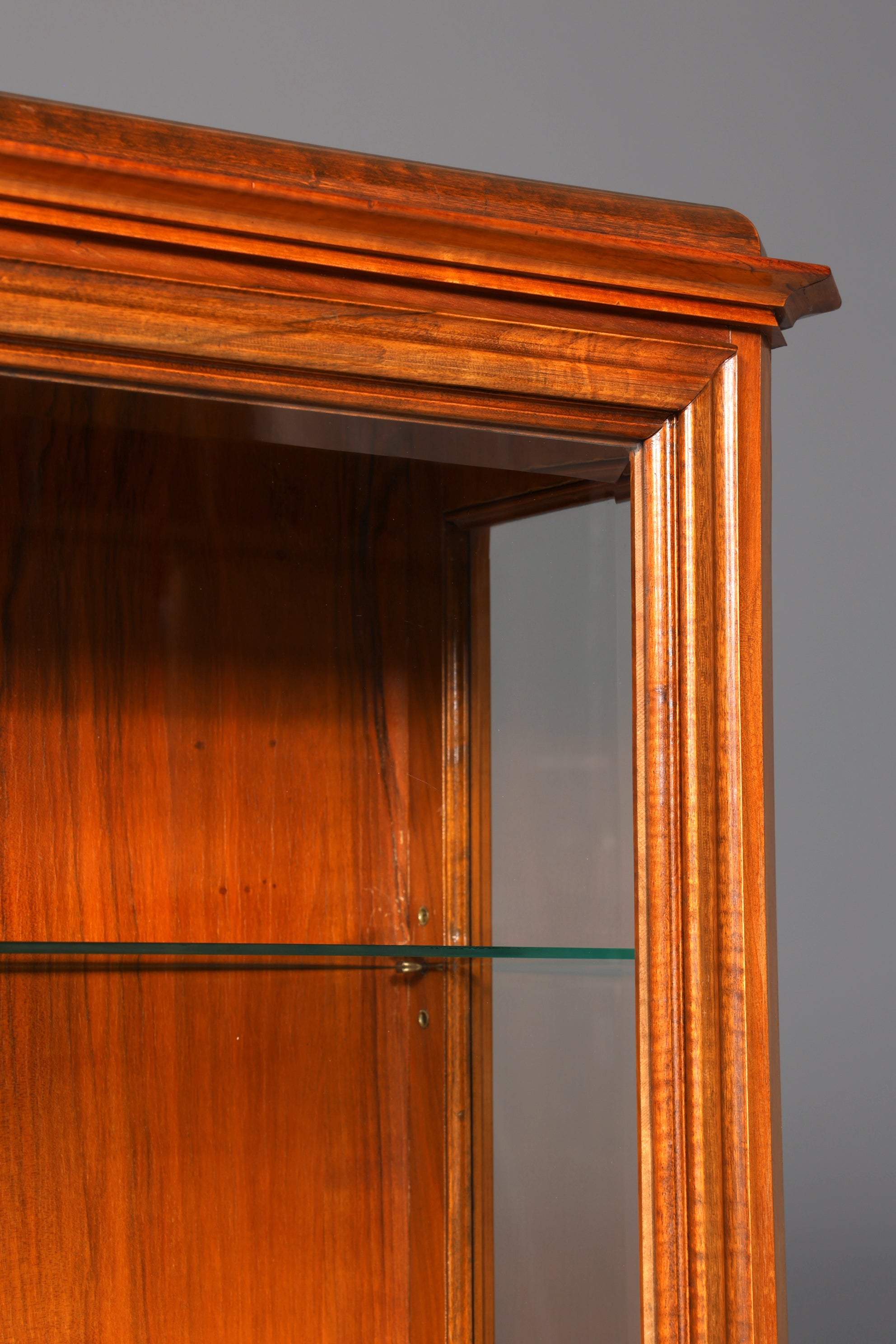Wunderschöne Art Deco Vitrine Nussbaum Vitrine massiv Holz Antik Schrank