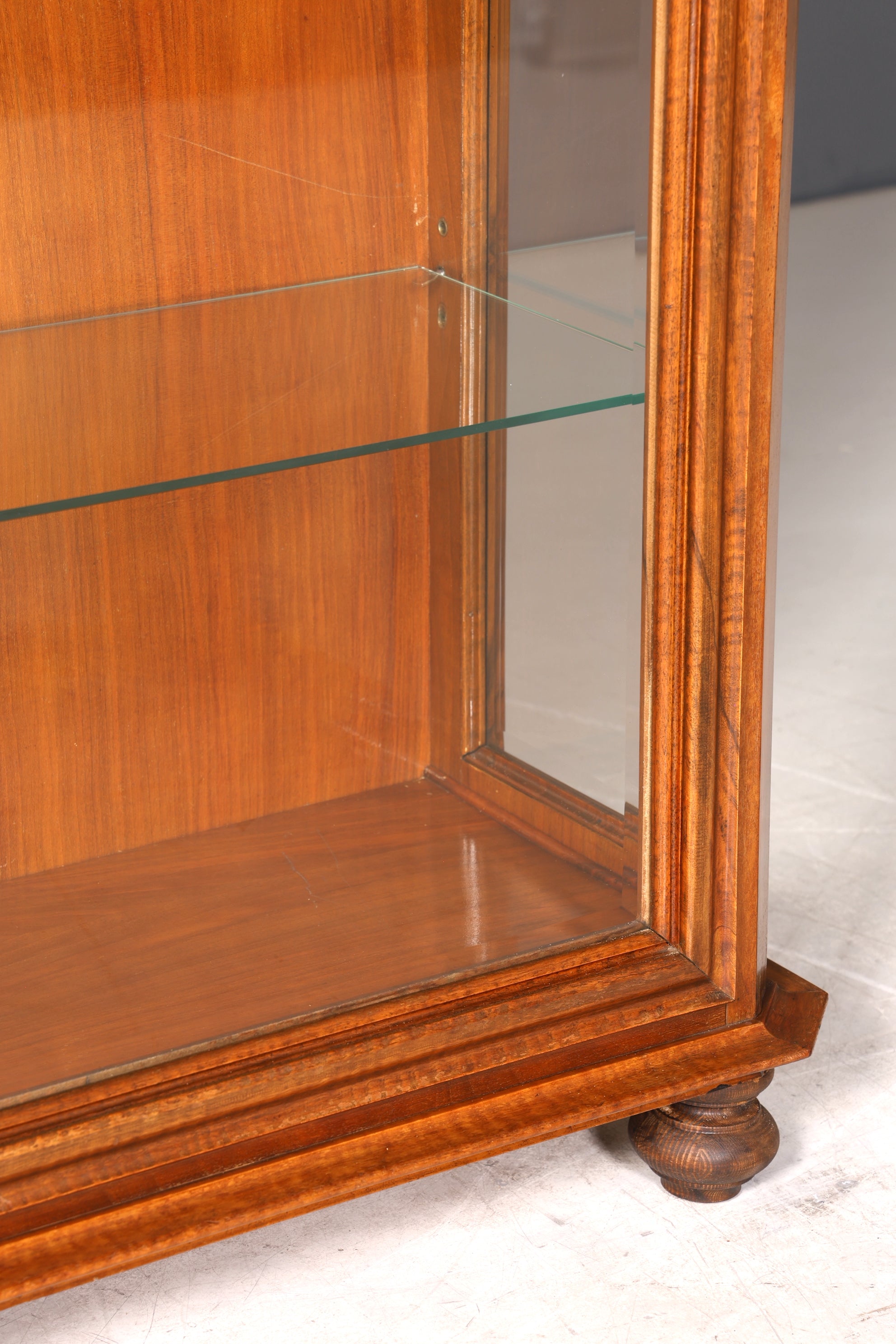 Wunderschöne Art Deco Vitrine Nussbaum Vitrine massiv Holz Antik Schrank