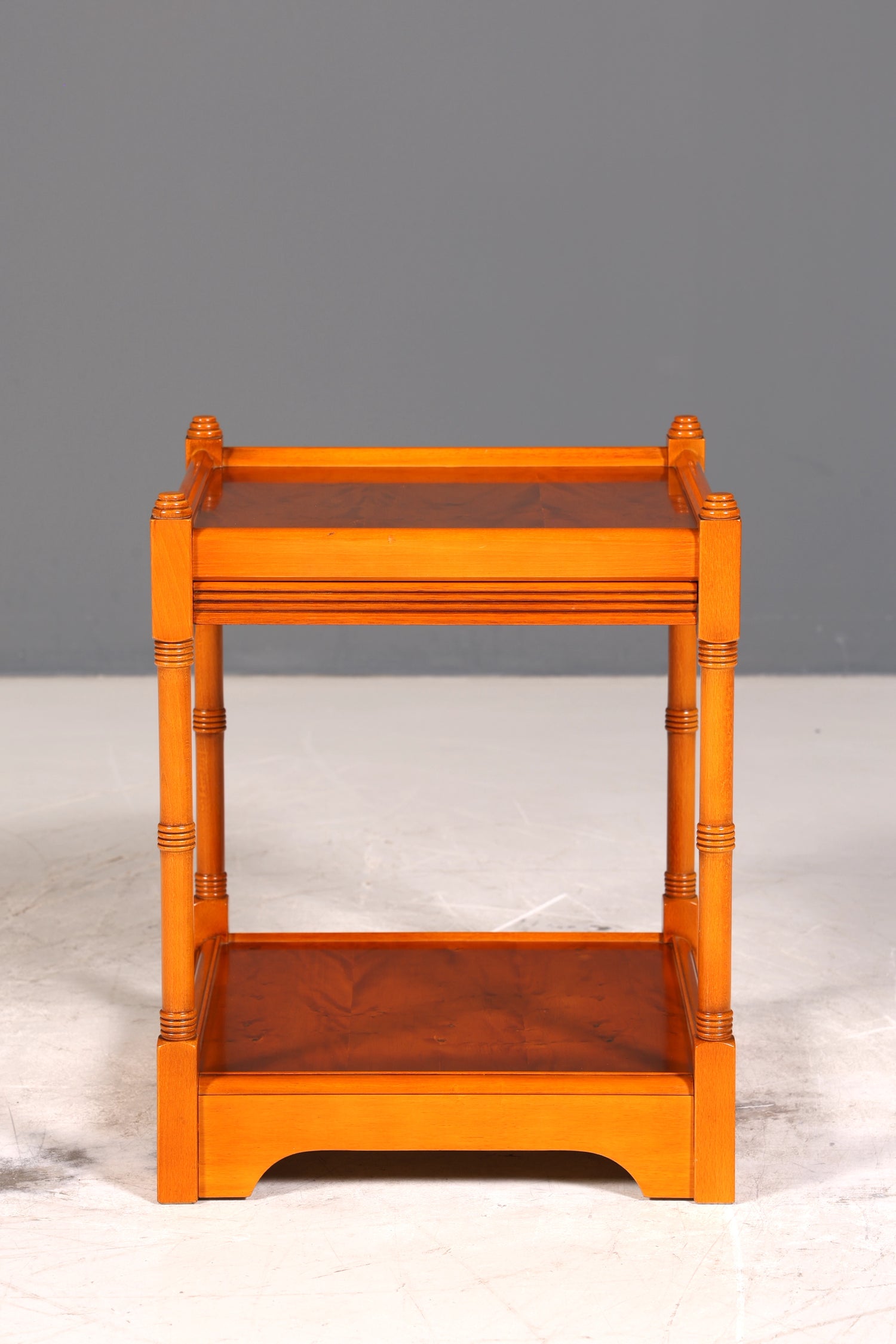 Wunderschöner Englische Beistelltisch Kommode Eibe echt Holz Nachttisch Telefontisch Ablage 2 von 2