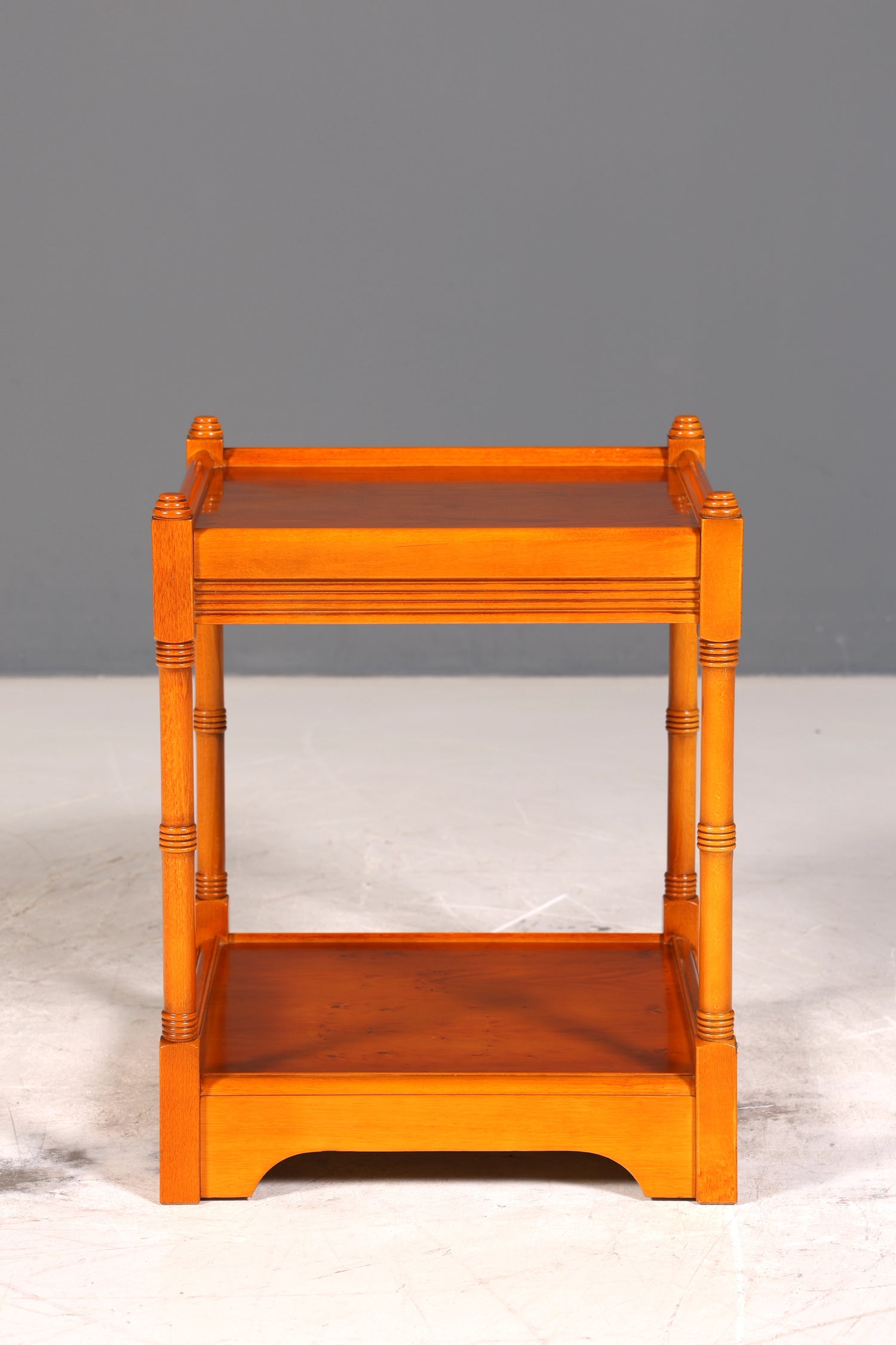 Wunderschöner Englische Beistelltisch Kommode Eibe echt Holz Nachttisch Telefontisch Ablage 2 von 2