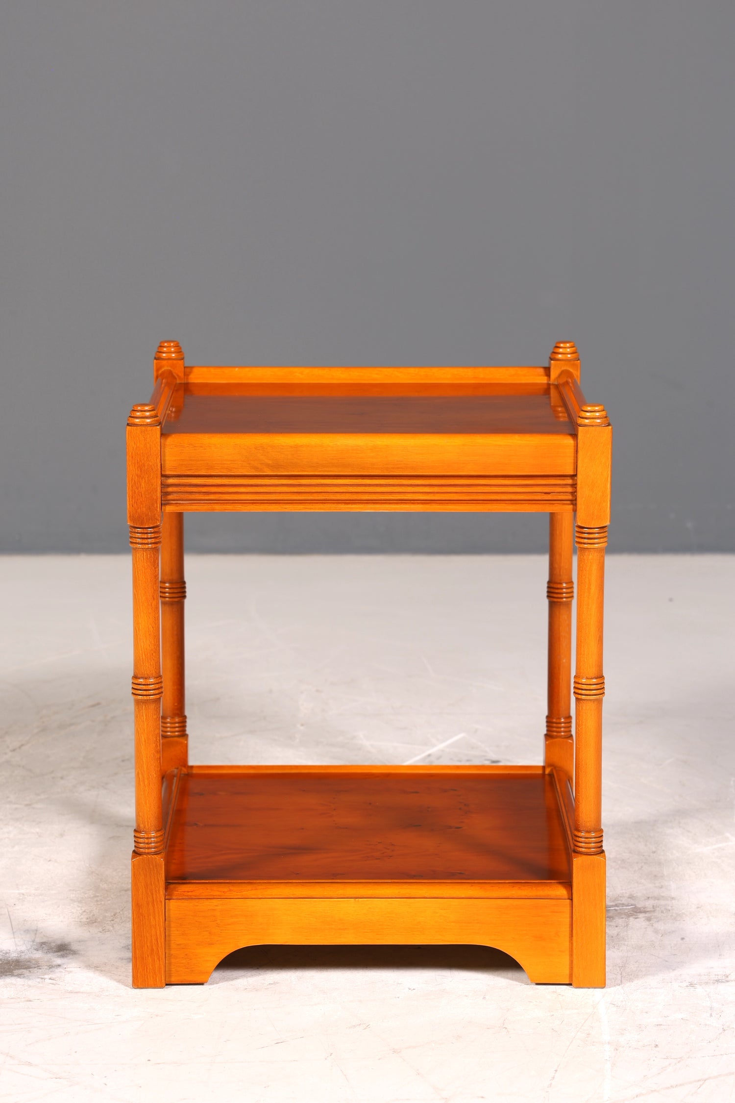 Wunderschöner Englische Beistelltisch Kommode Eibe echt Holz Nachttisch Telefontisch Ablage 2 von 2