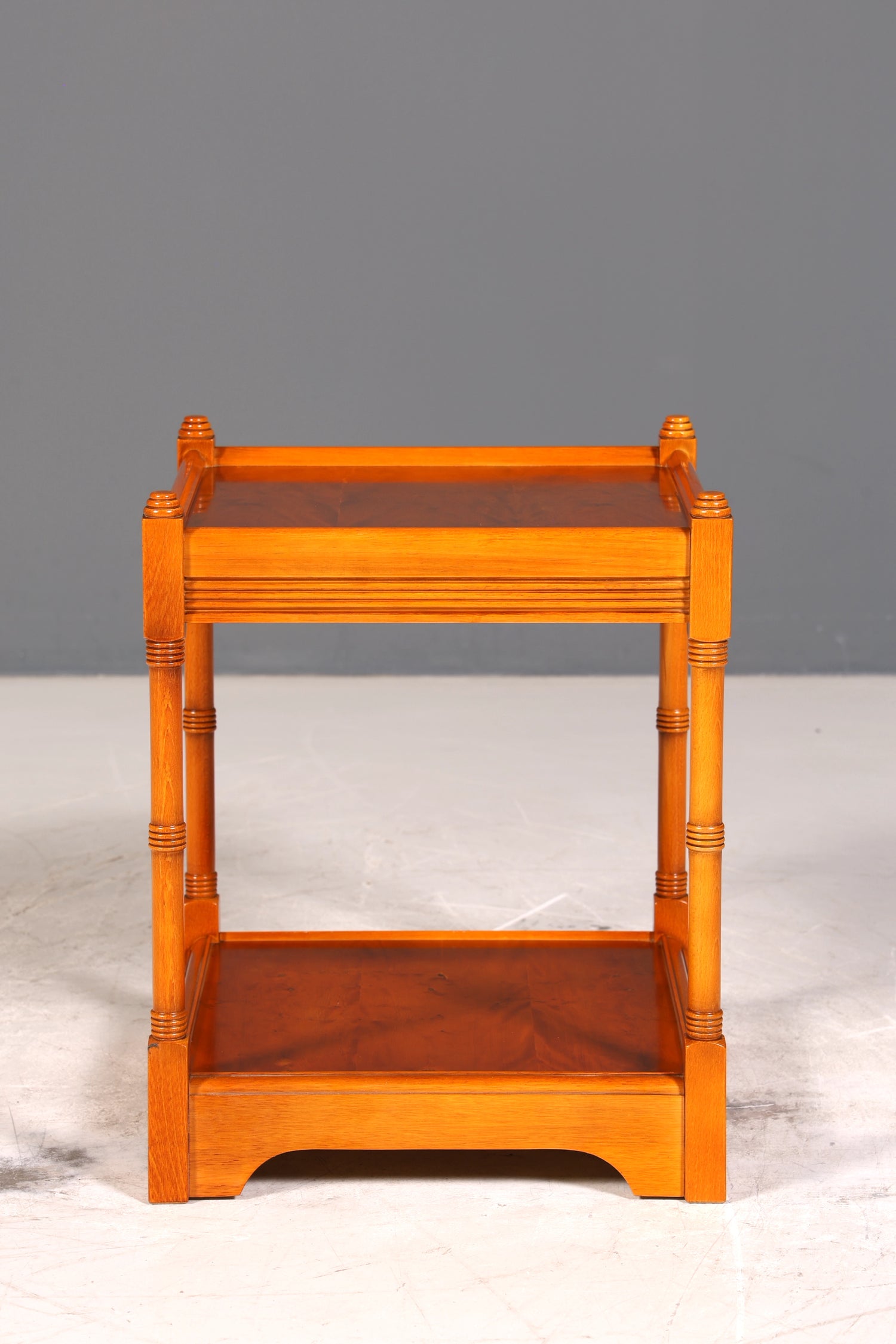 Wunderschöner Englische Beistelltisch Kommode Eibe echt Holz Nachttisch Telefontisch Ablage 2 von 2