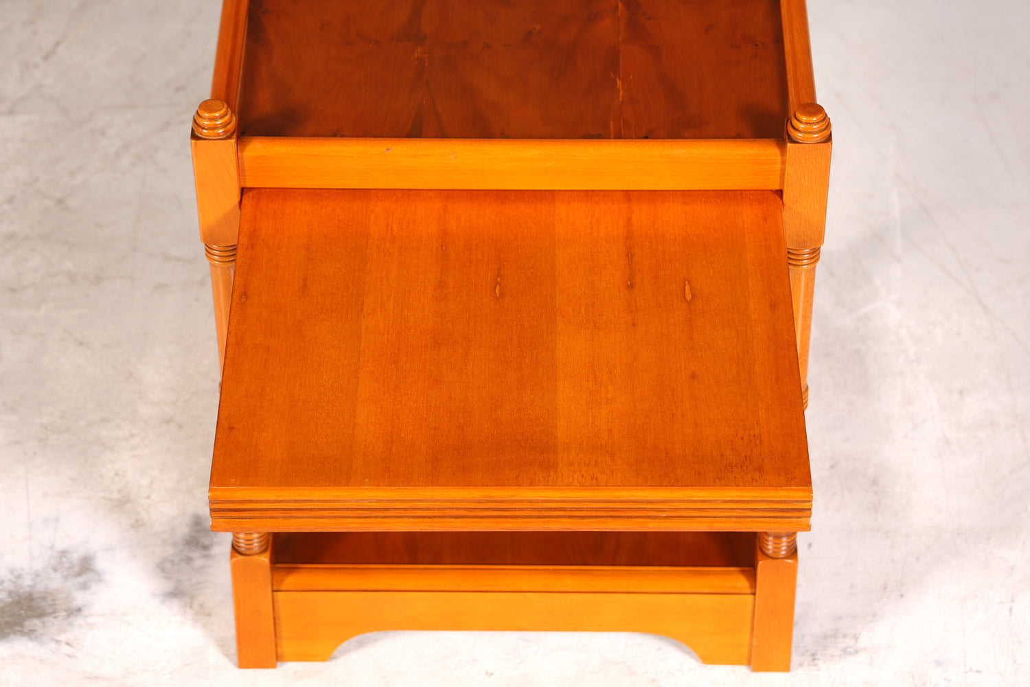 Wunderschöner Englische Beistelltisch Kommode Eibe echt Holz Nachttisch Telefontisch Ablage 2 von 2