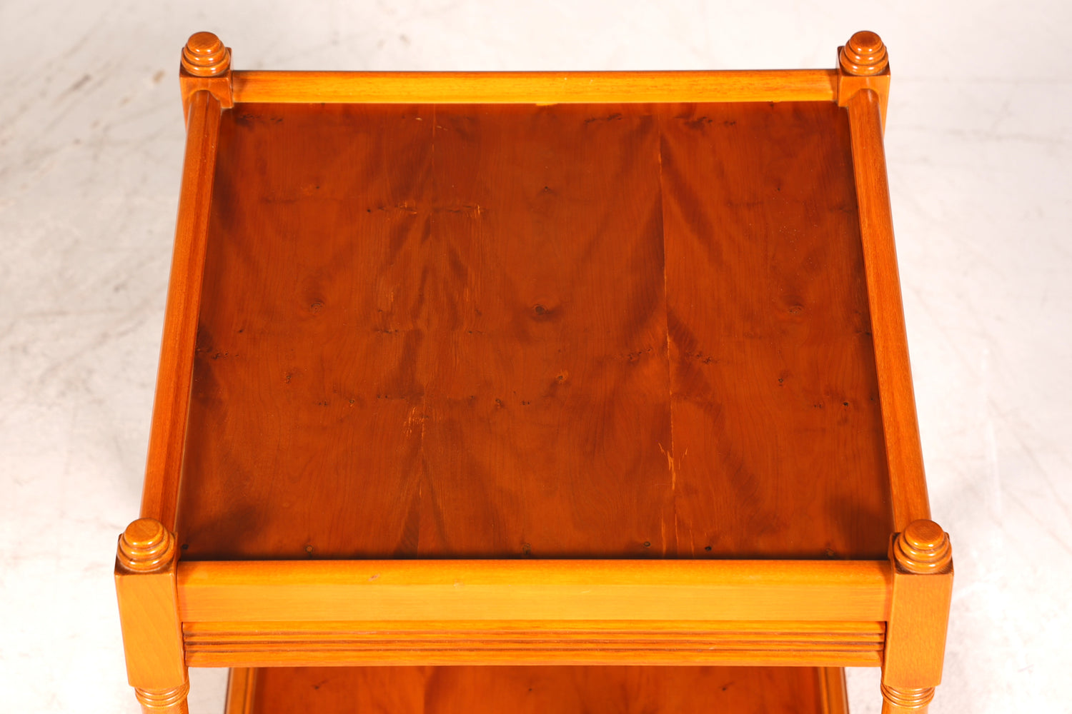 Wunderschöner Englische Beistelltisch Kommode Eibe echt Holz Nachttisch Telefontisch Ablage 2 von 2