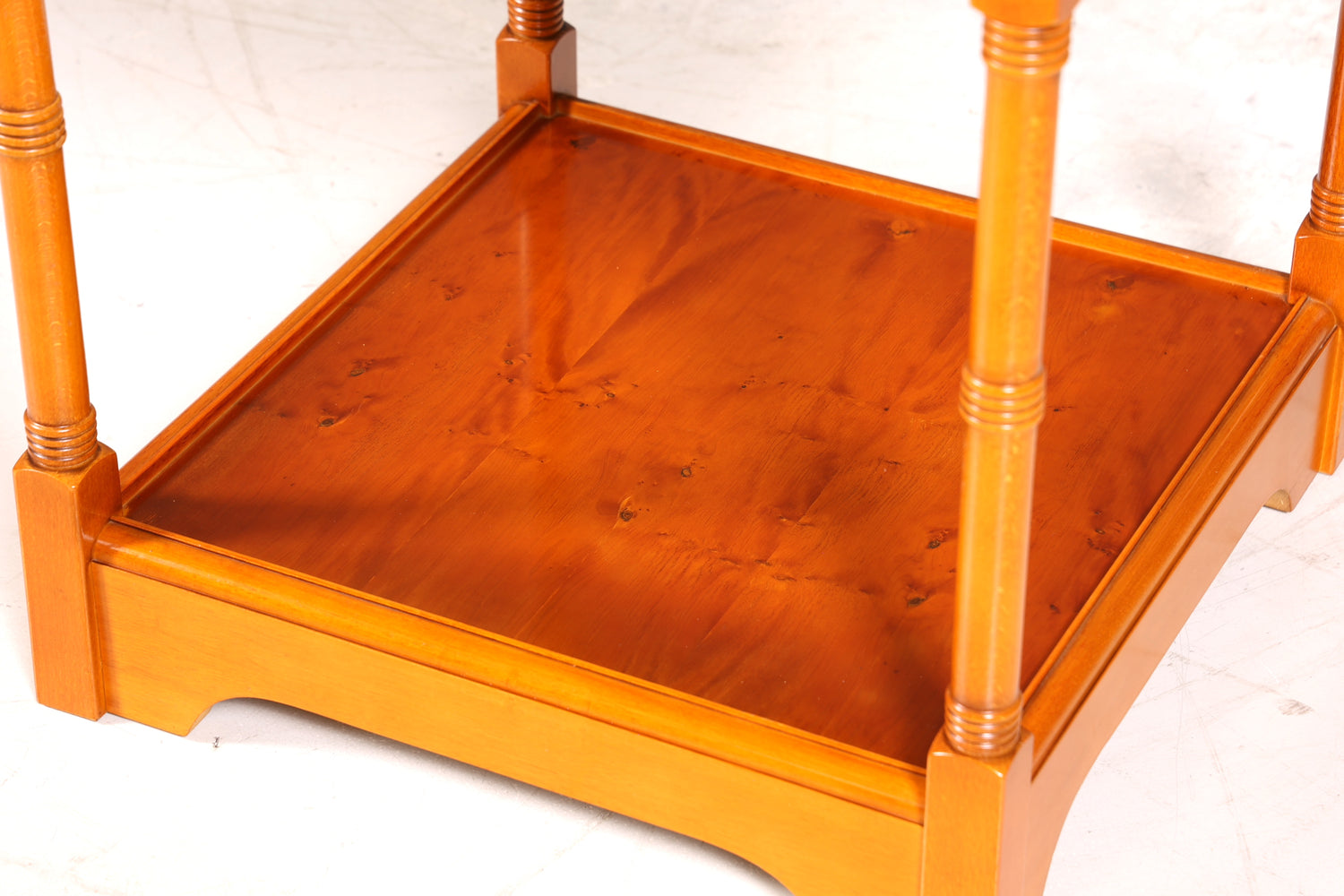 Wunderschöner Englische Beistelltisch Kommode Eibe echt Holz Nachttisch Telefontisch Ablage 2 von 2