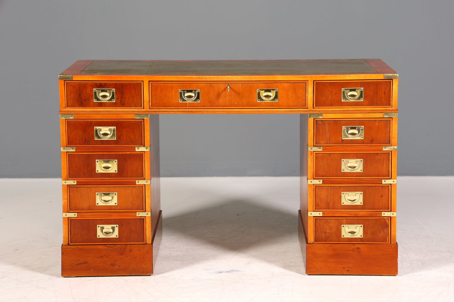 Edler Maritimer Schreibtisch Englischer Military Chest Bürotisch Office Table mit echt Lederauflage