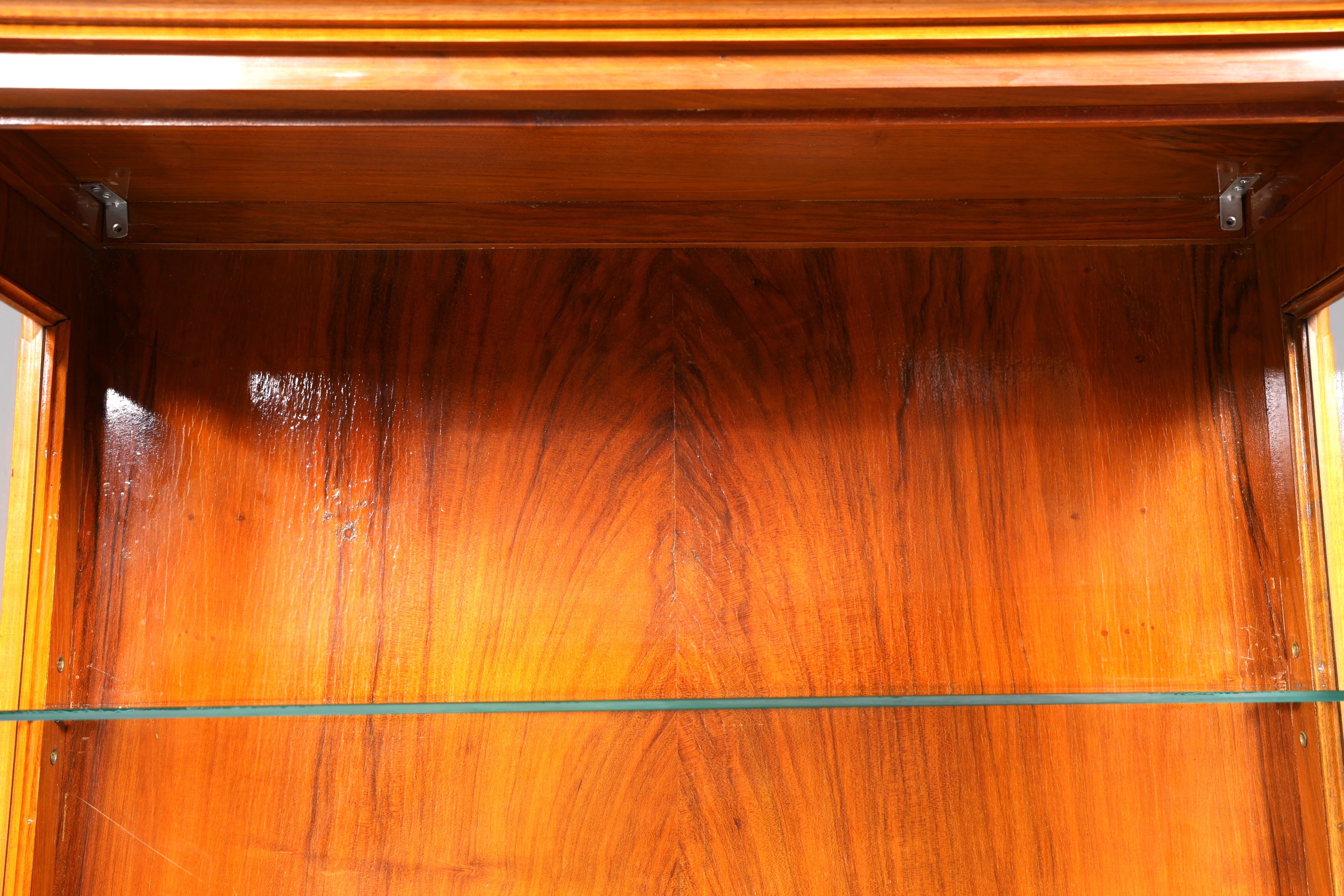 Wunderschöne Art Deco Vitrine Nussbaum Vitrine massiv Holz Antik Schrank