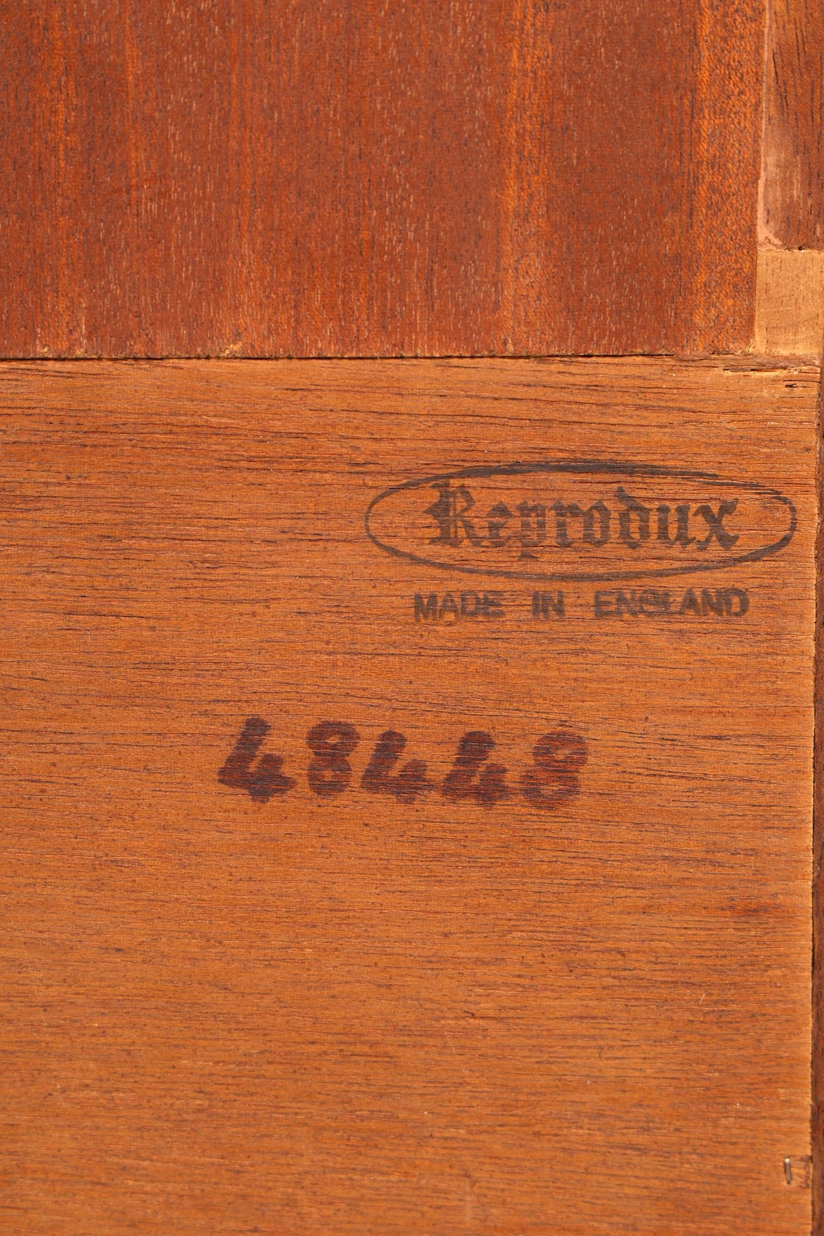 Wunderschönes Englisches Bücherregal Bevan Funnell Reprodux Mahagoni Regal mit Türfach 60s Standregal Bücherschrank