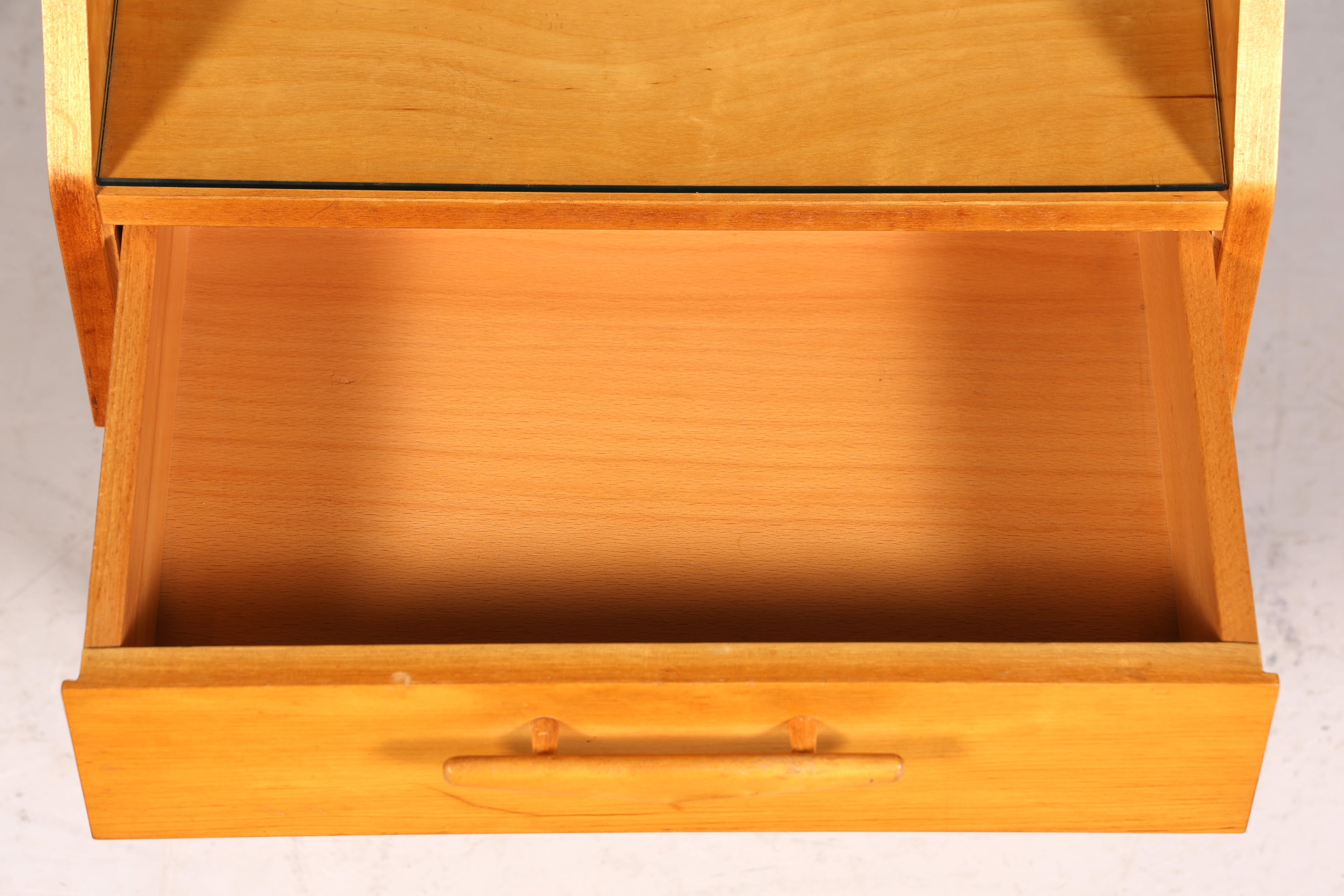 Schlichte Hellerau Kommode Mid Century Nachttisch echt Holz Beistelltisch VEB Möbel 2 von 2