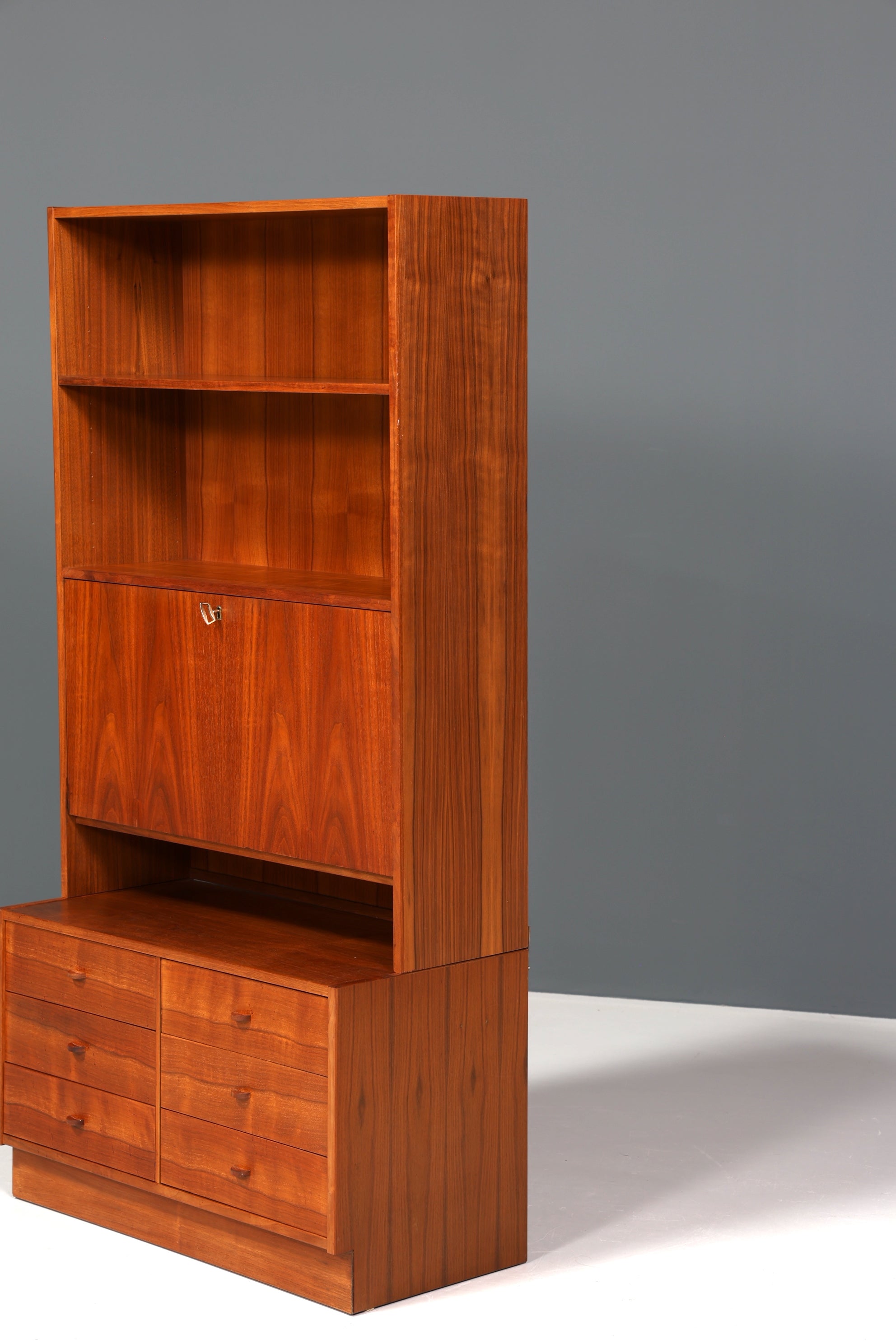 Traumhaftes Mid Century Regal im Danish Design Klapp Schrank Sekretär Retro Kommode