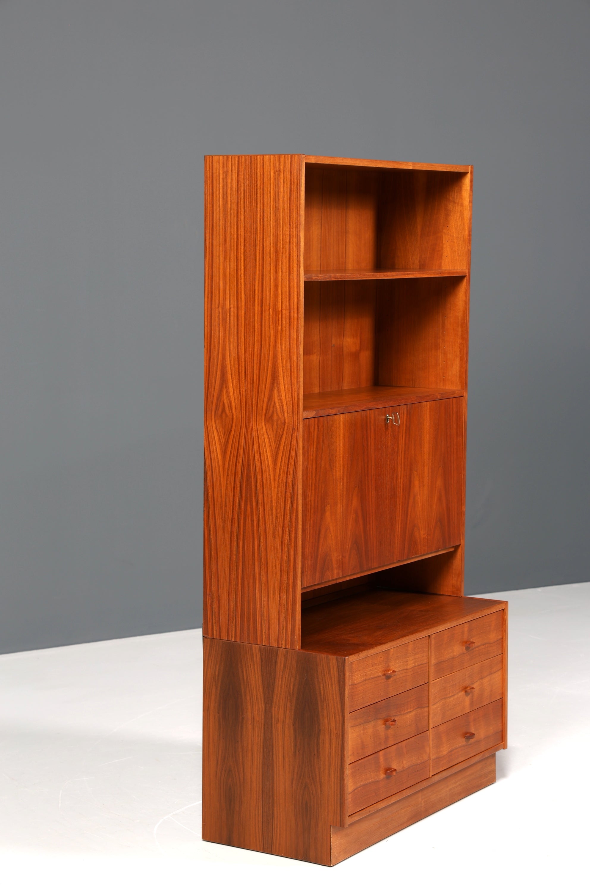 Traumhaftes Mid Century Regal im Danish Design Klapp Schrank Sekretär Retro Kommode