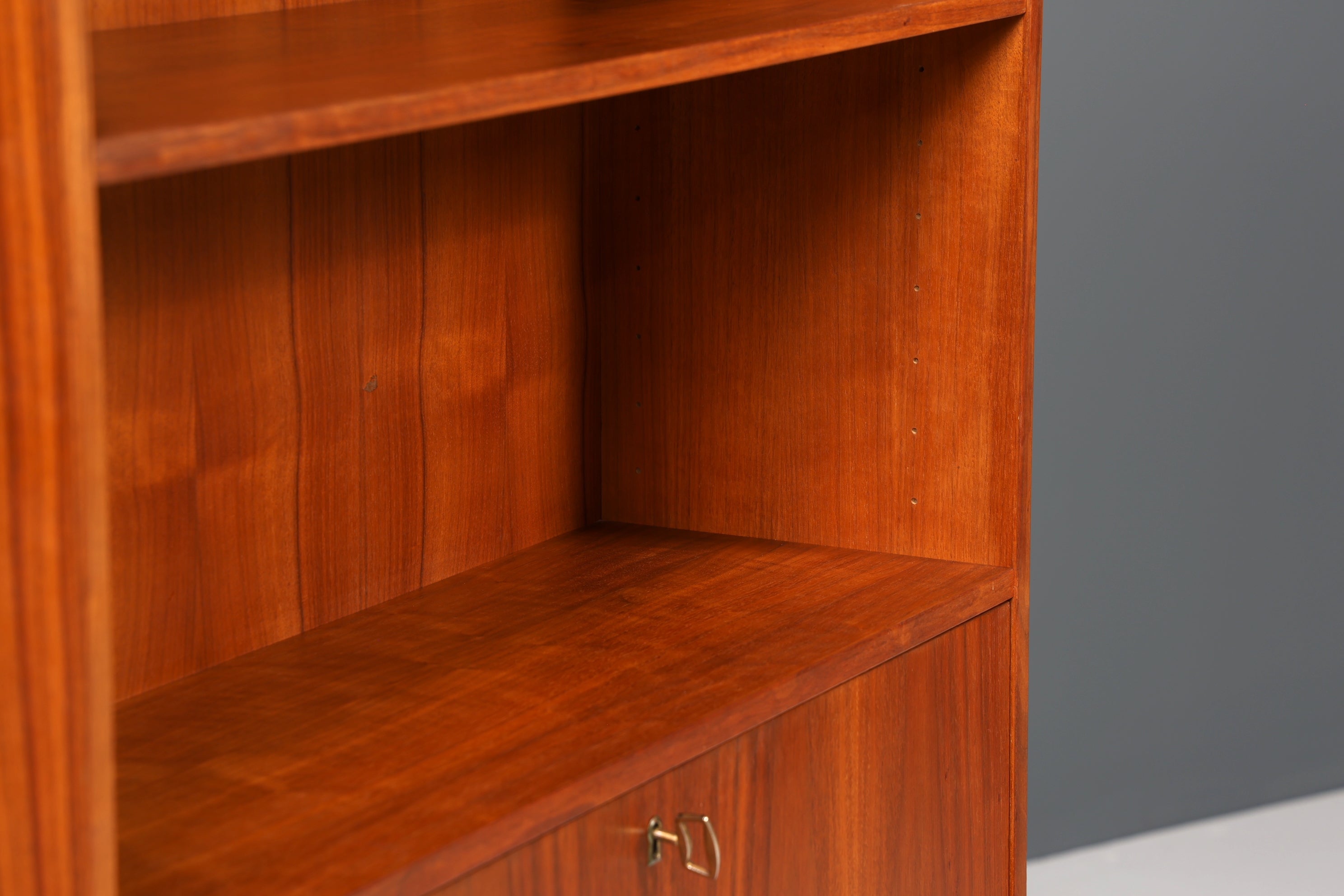 Traumhaftes Mid Century Regal im Danish Design Klapp Schrank Sekretär Retro Kommode