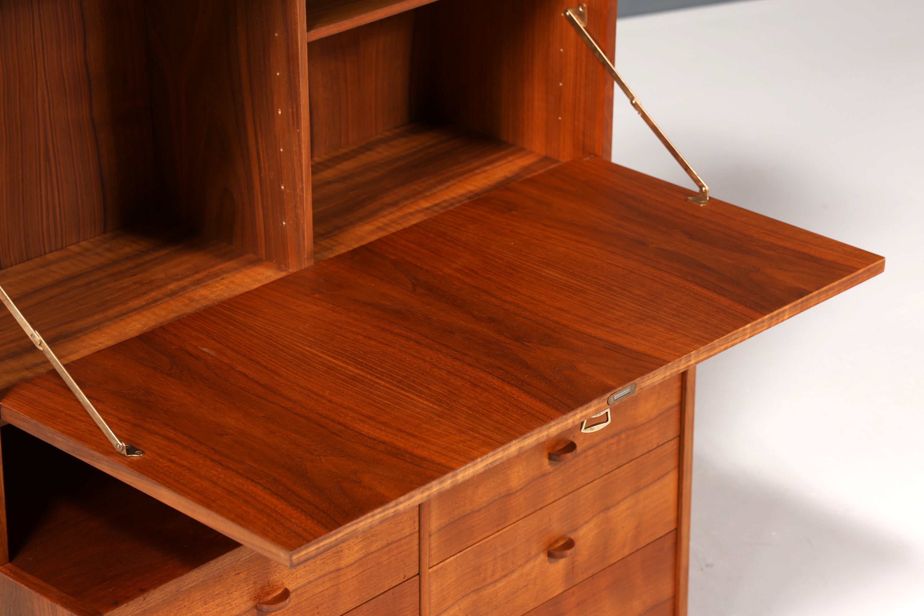 Traumhaftes Mid Century Regal im Danish Design Klapp Schrank Sekretär Retro Kommode