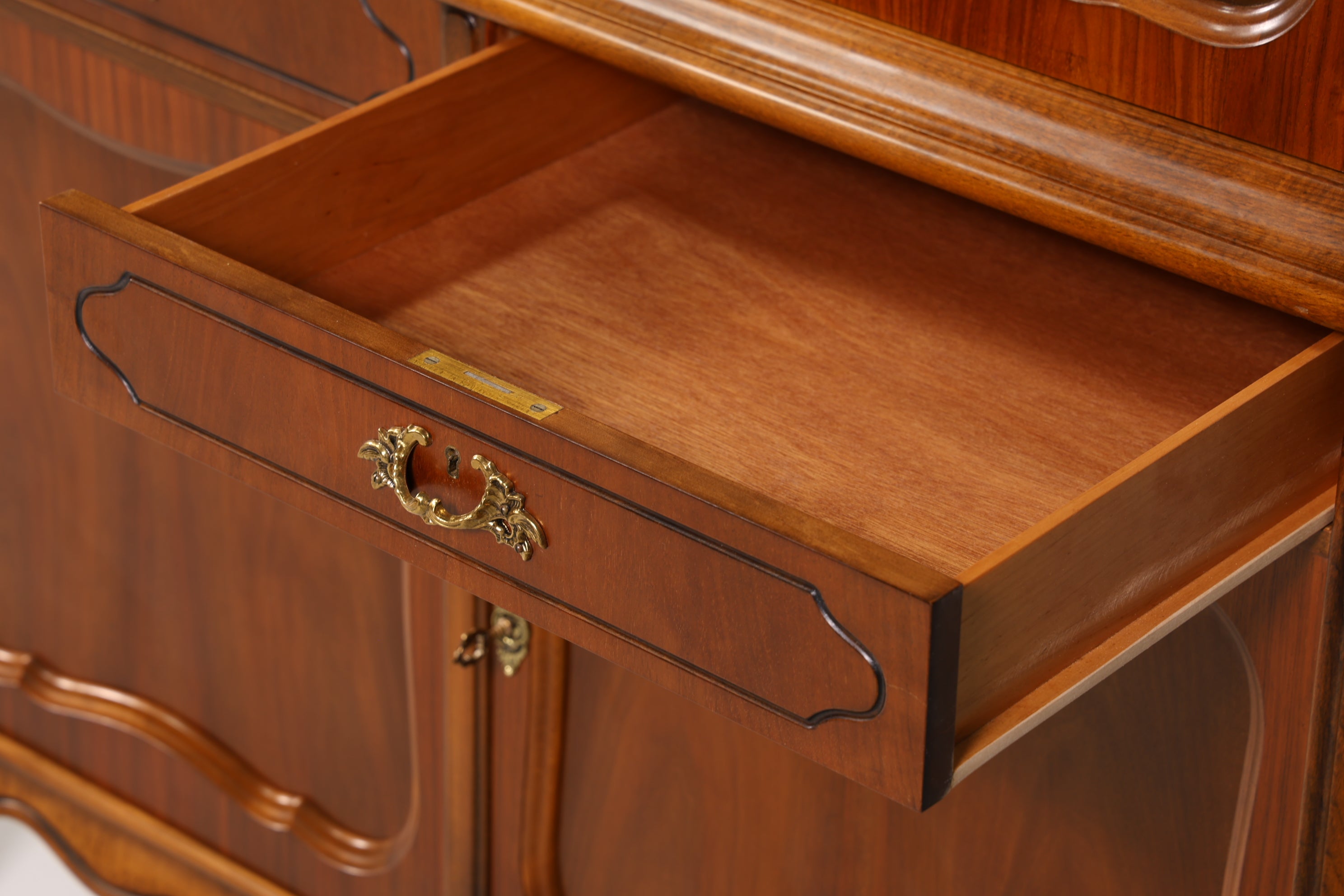 Traumhafte Chippendale Vitrine Buffet Schrank Regal Barock Stil Antik Glasvitirne