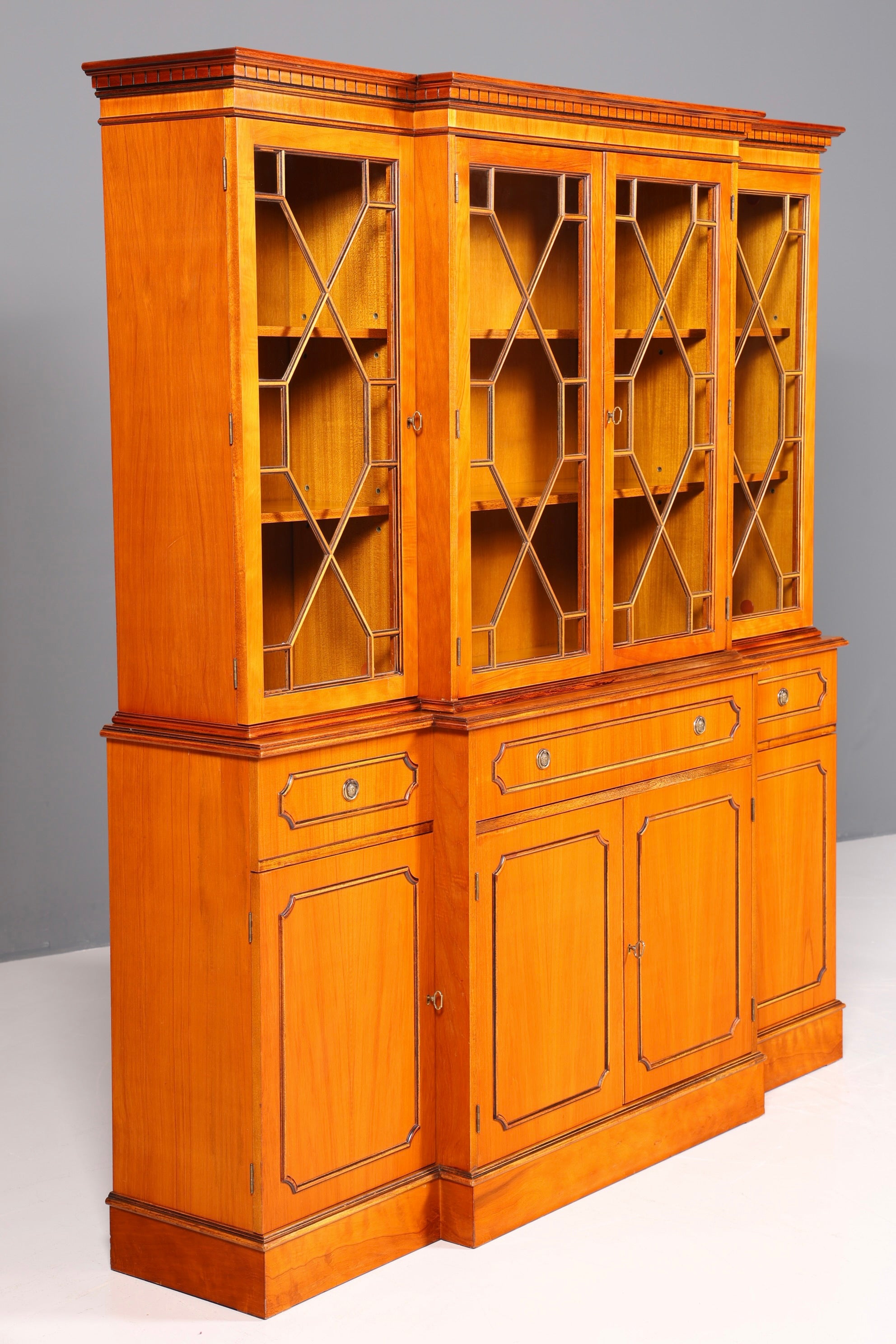 Traumhafte Englische Vitrine Bücherschrank Buffet Antik Stil Englisch Eibe Glasvitrine Bibliothek