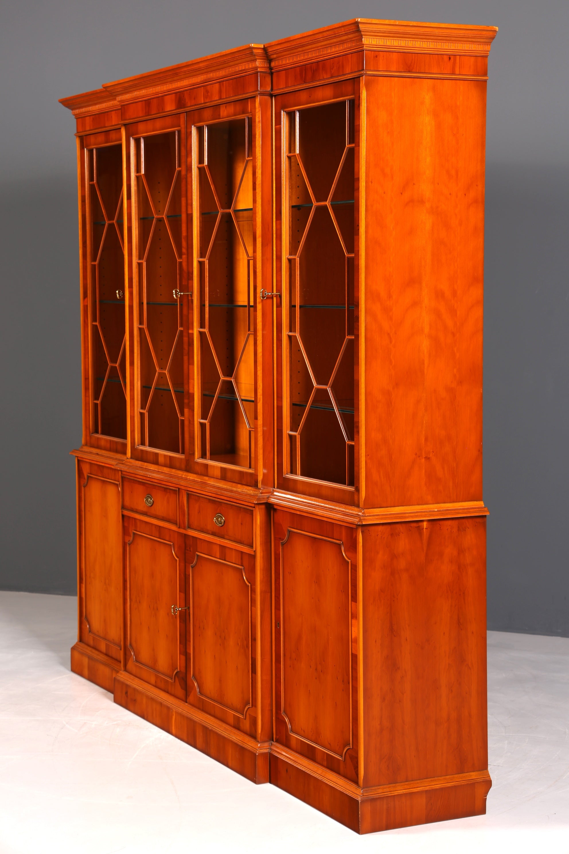 F947 Finish cm Wunderschöne Original Heldense Vitrine Englische Eibe Bücherschrank Buffet Antik Stil Glasvitrine