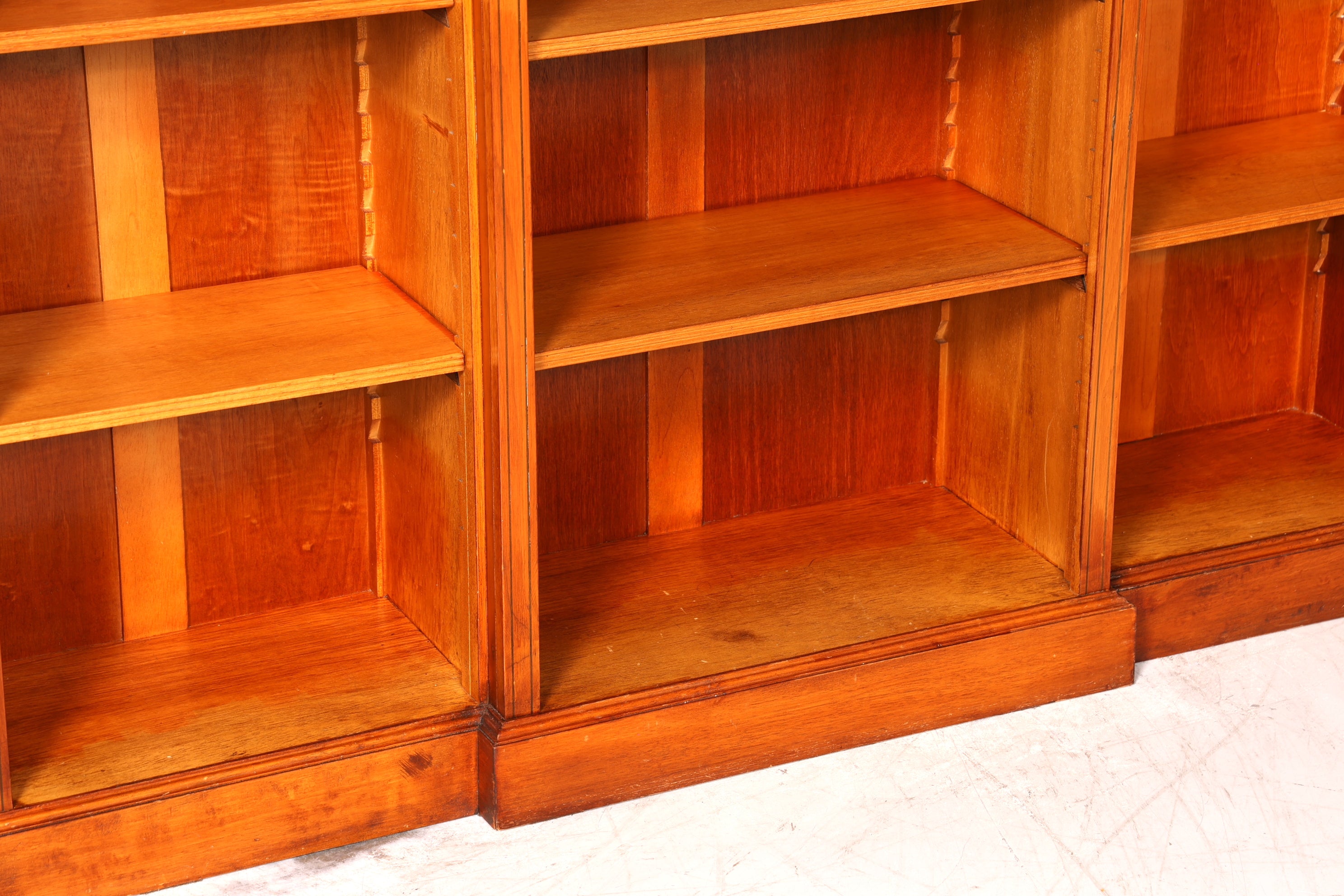 Stilvolles Englisches XXL Bücherregal Eibe Antik Regal Bookshelf Buchablage 60s Bibliothek