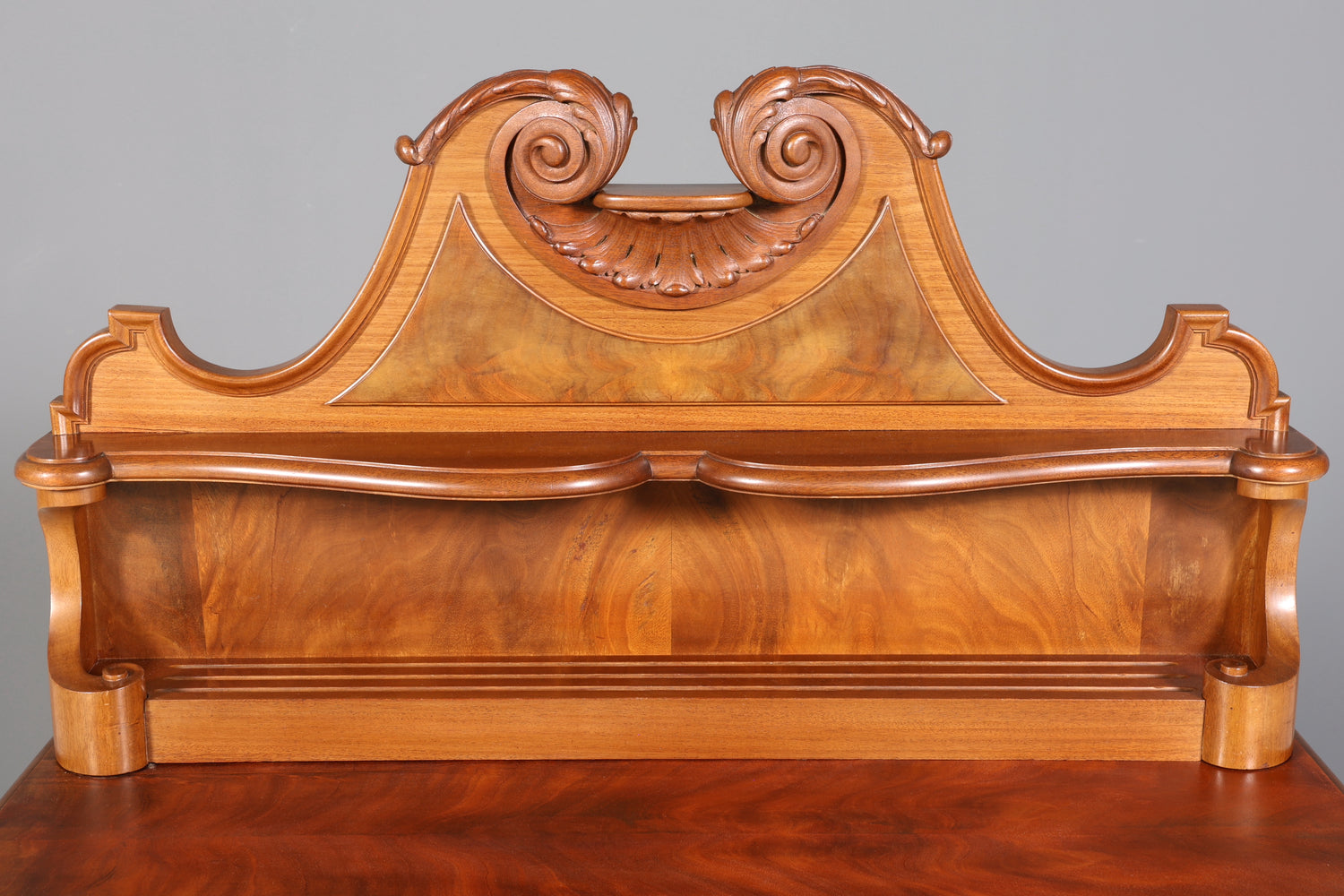 Traumhafte geschwungene Barock Kommode Englisch Sideboard Chippendale Schubladenkommode