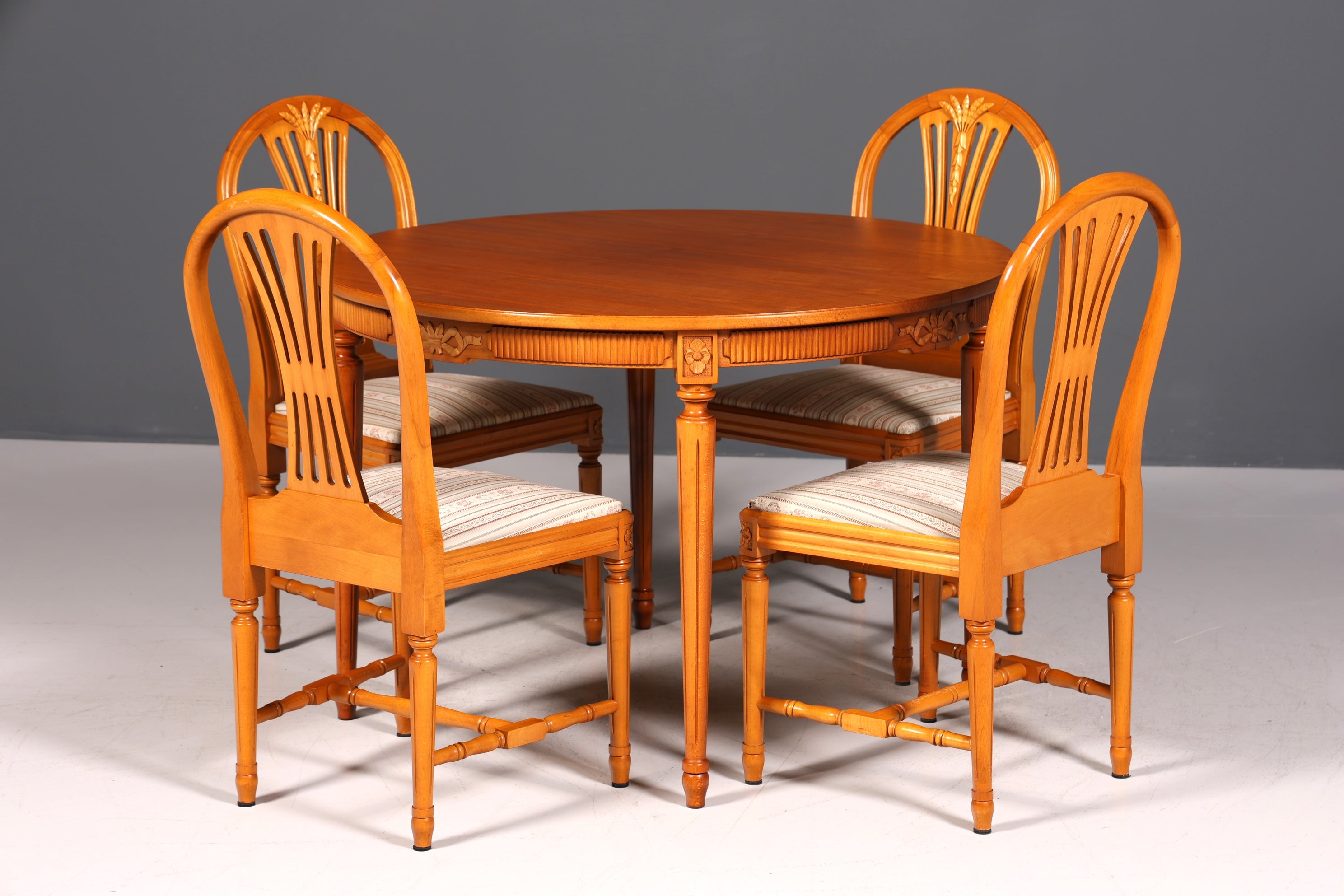 4x Traumhafte Stühle im Gustavianischem Stil Englisch Küchenstühle Antik Stil Esszimmer Stuhl Set