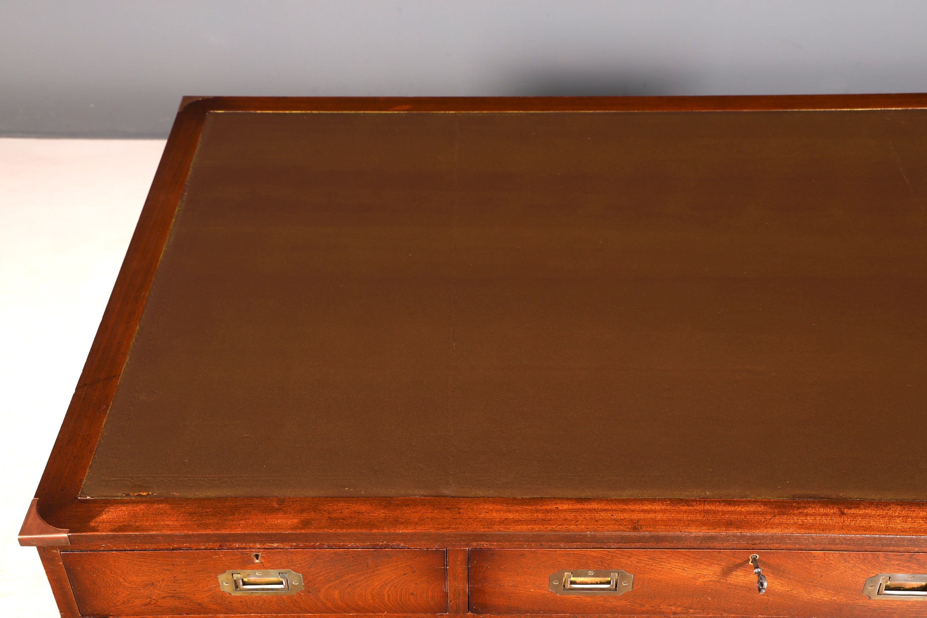 Stilvoller Maritimer Schreibtisch Englischer Military Chest Bürotisch Office Table mit echt Lederauflage