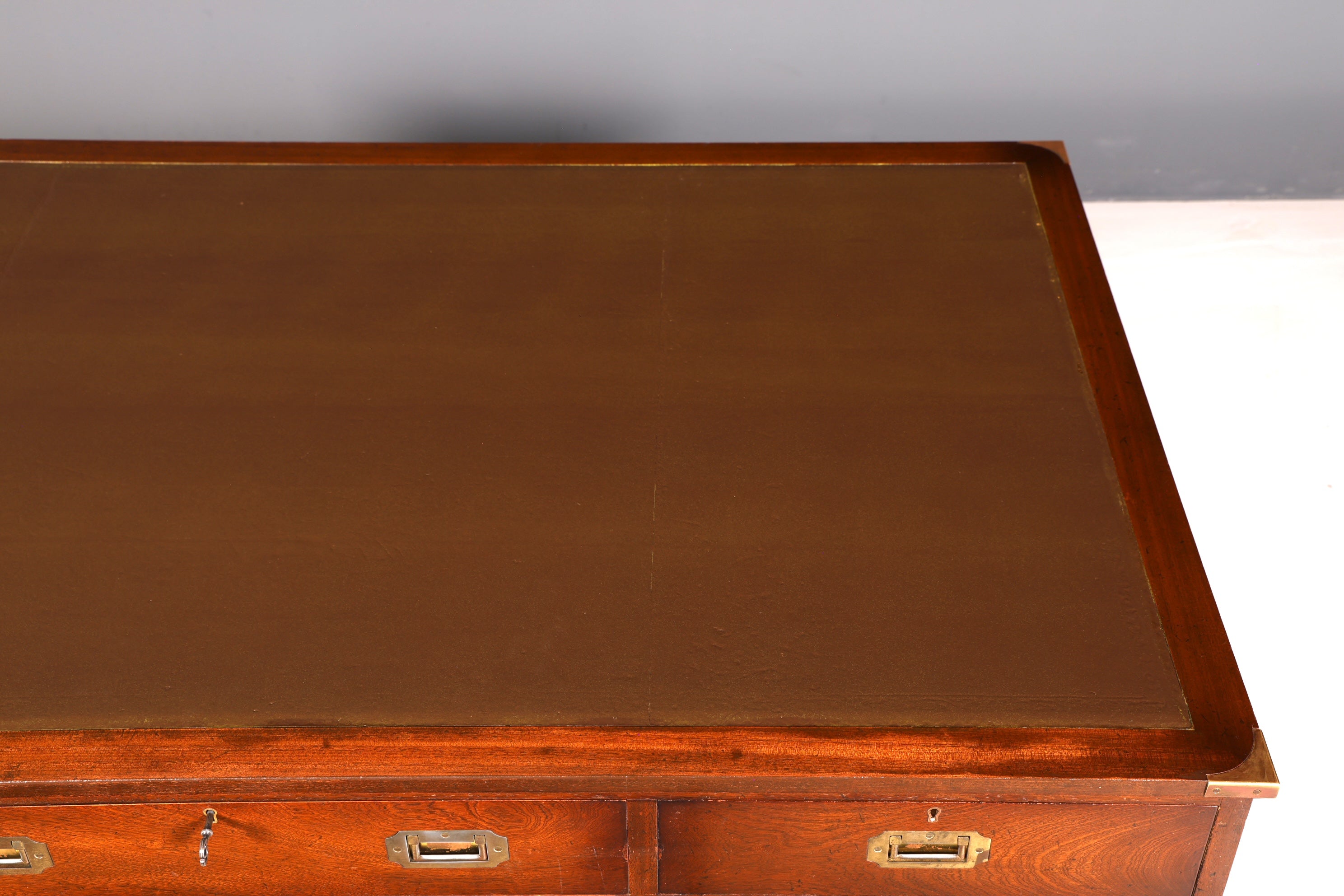Stilvoller Maritimer Schreibtisch Englischer Military Chest Bürotisch Office Table mit echt Lederauflage