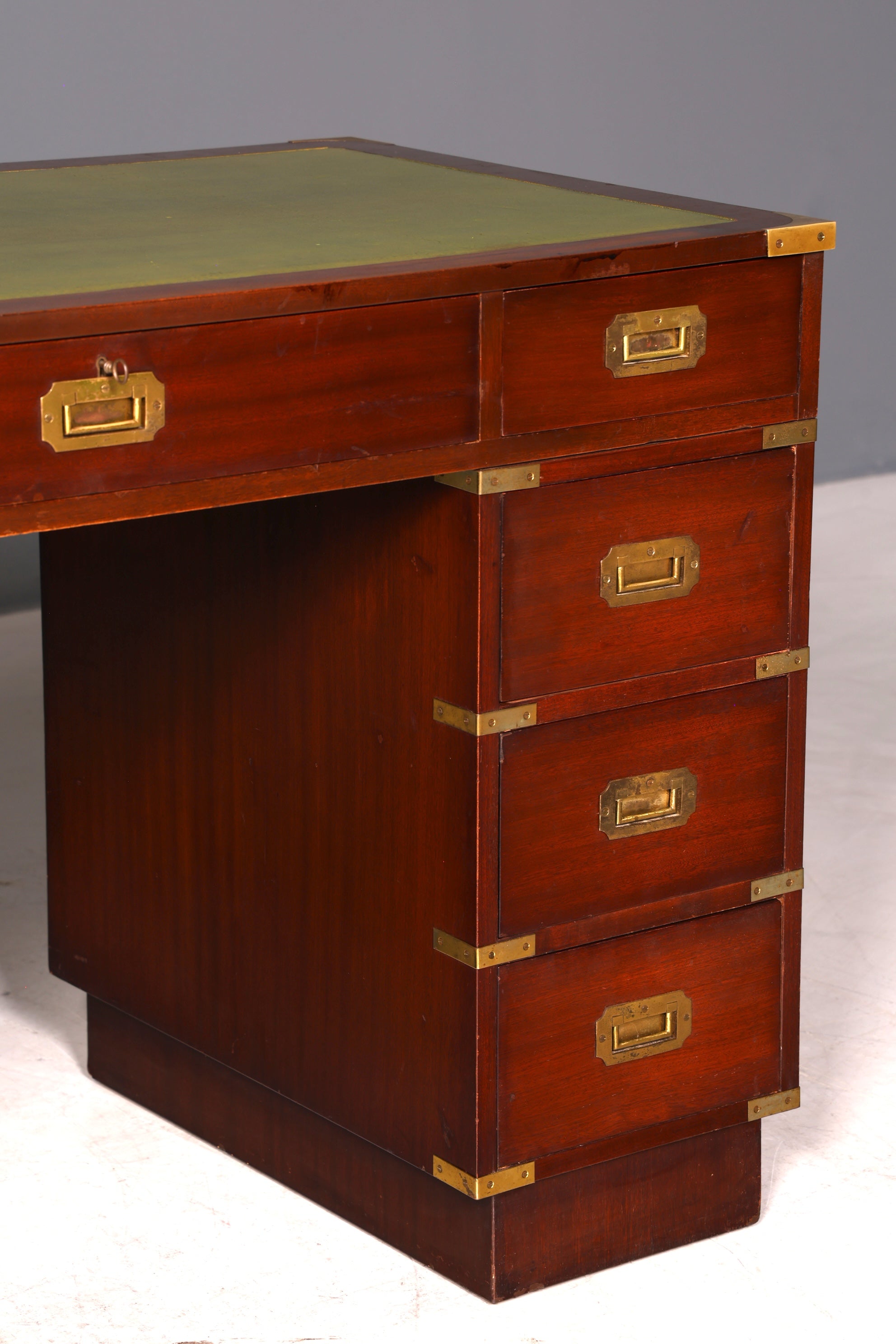 Edler Maritimer Schreibtisch Englischer Military Bürotisch Office Table mit echt Lederauflage