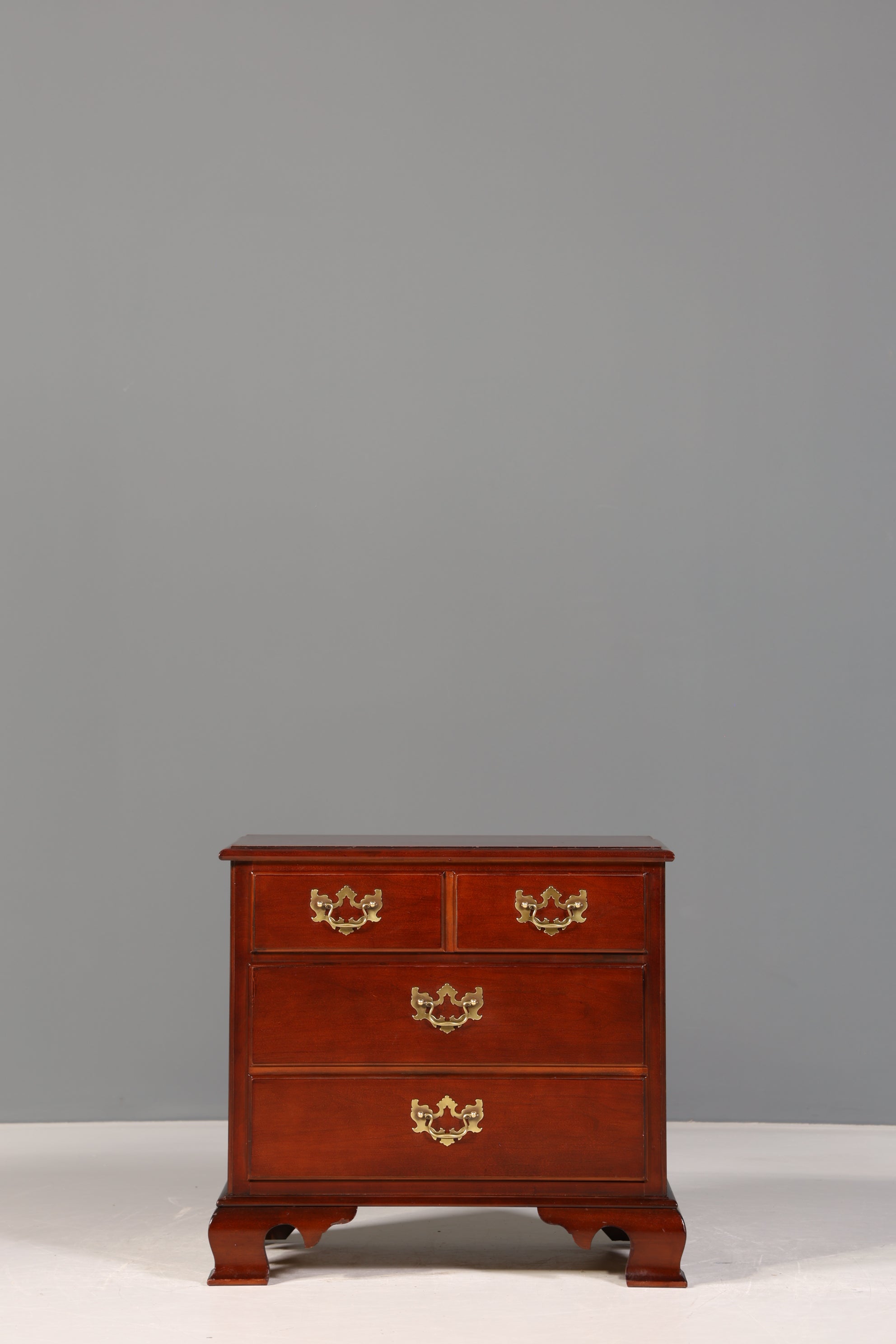 Stilvolle Kommode der Marke Drexel Heritage USA Antik Stil Nachttisch Schrank