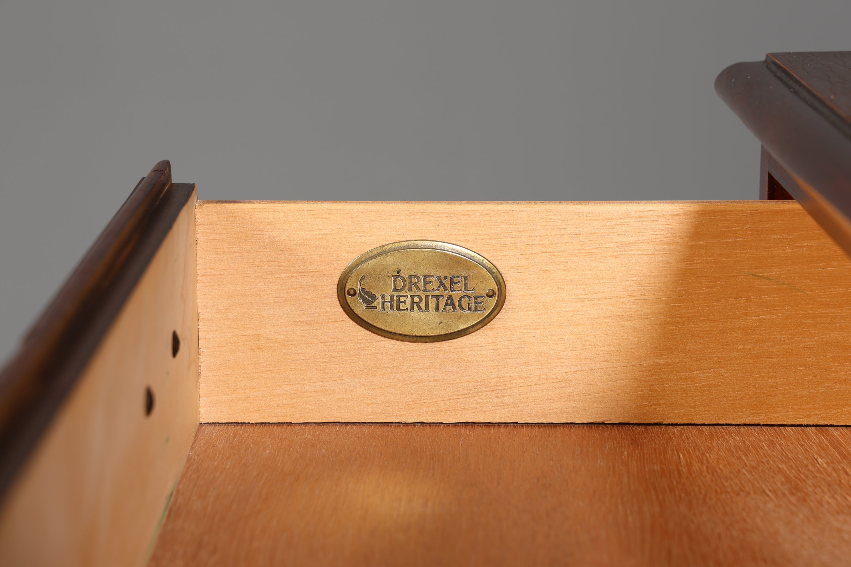 Stilvolle Kommode der Marke Drexel Heritage USA Antik Stil Nachttisch Schrank
