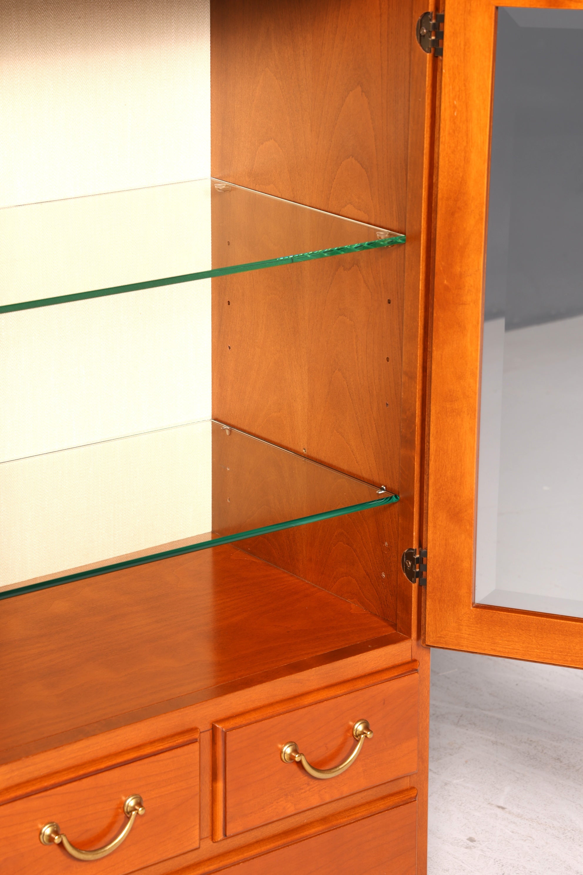 Wunderschöne Original Selva Style International Vitrine Kirschholz Antik Stil Glasvitrine Vertiko Geschirrschrank Italienische Möbel