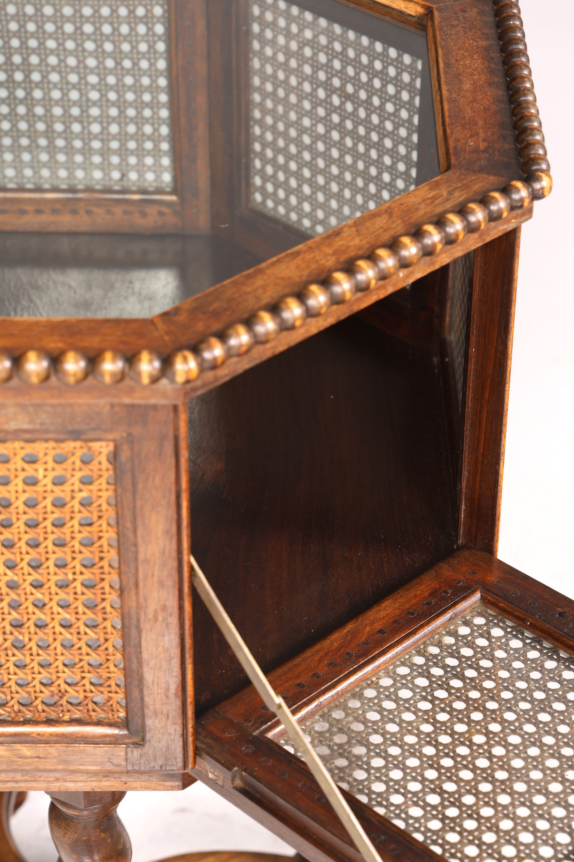 Wunderschöner Gründerzeit Barschrank echt Holz Teeschrank Korbgeflecht Schrank Ablage