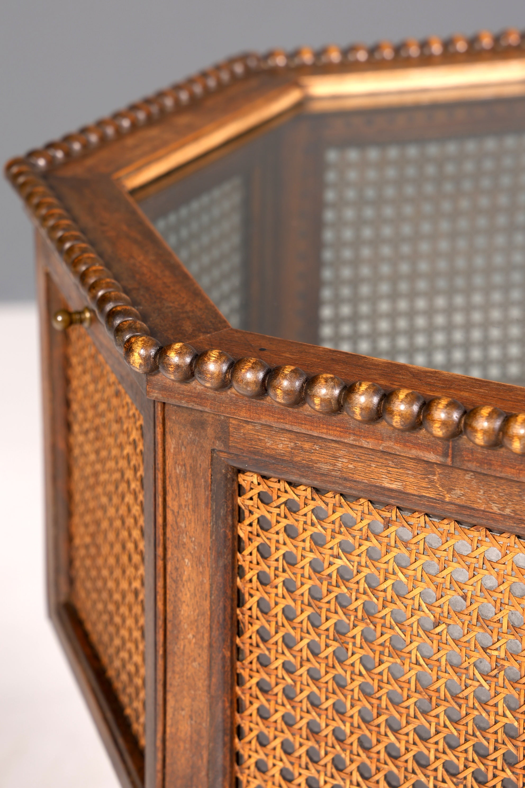 Wunderschöner Gründerzeit Barschrank echt Holz Teeschrank Korbgeflecht Schrank Ablage