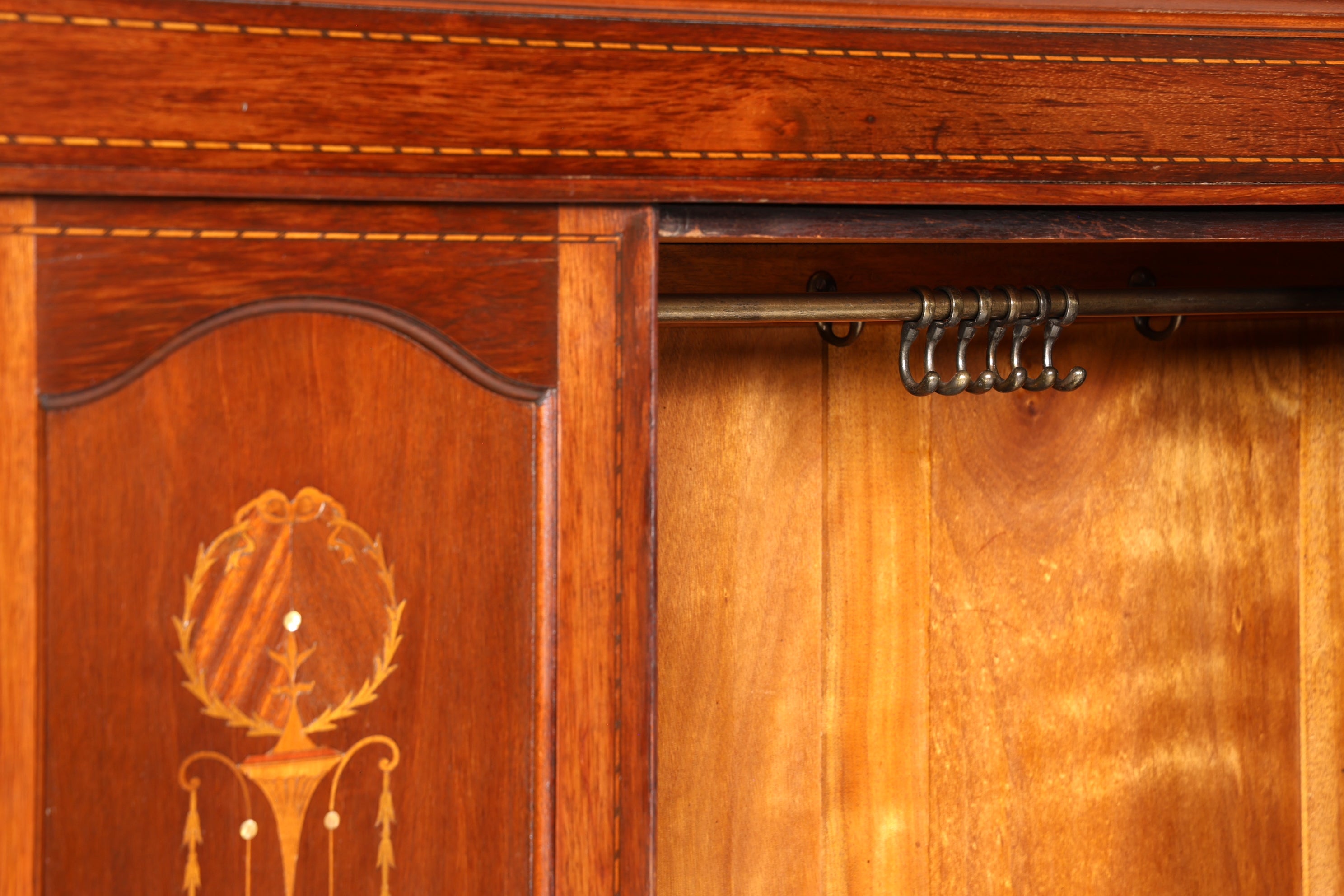 Traumhafter Englischer Jugendstil Schrank um 1910 massiv Holz Kleiderschrank