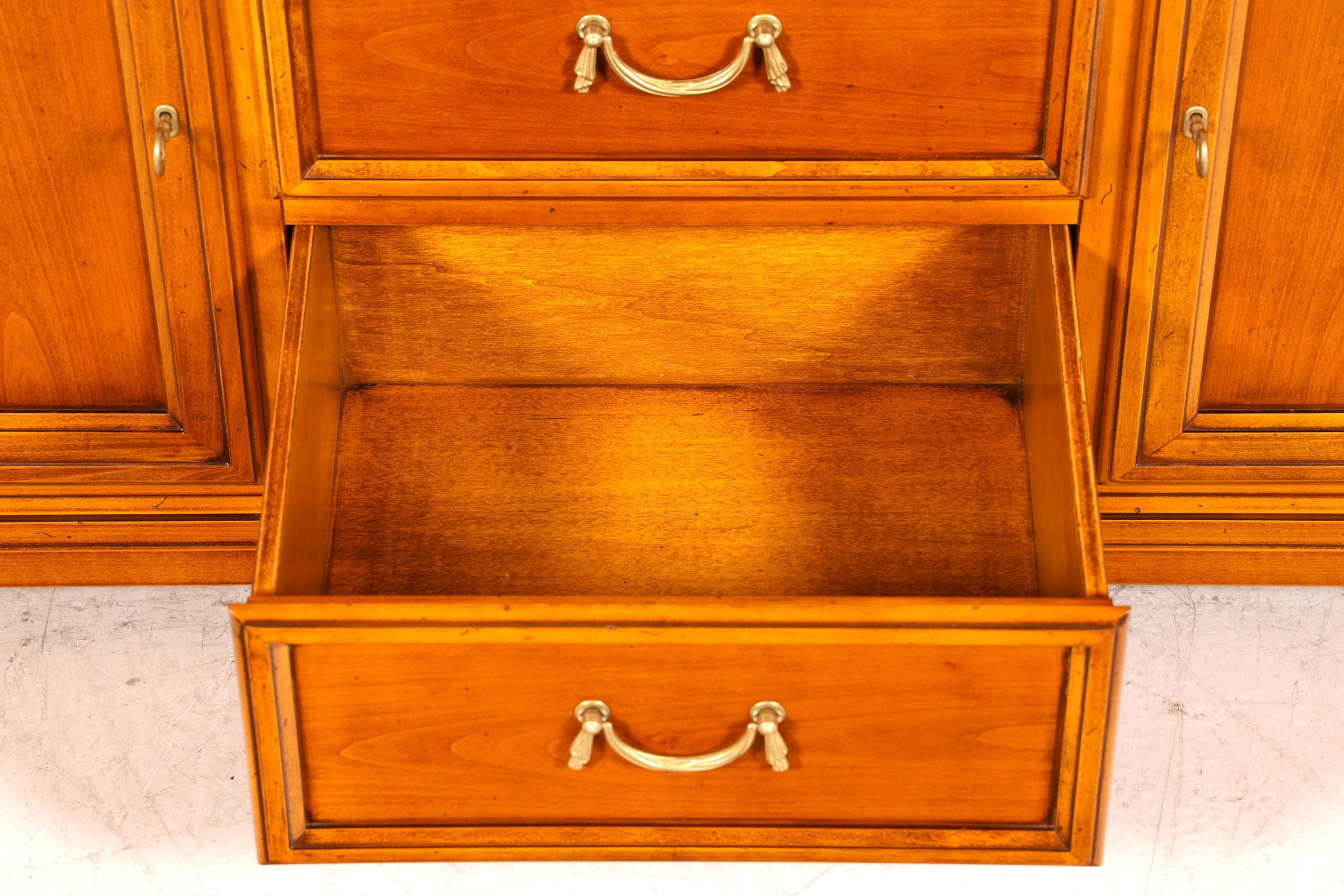 Wunderschöne Original Selva Vitrine Antik Stil massiv Holz Buffet Villa Borghese Schrank Bibliothek