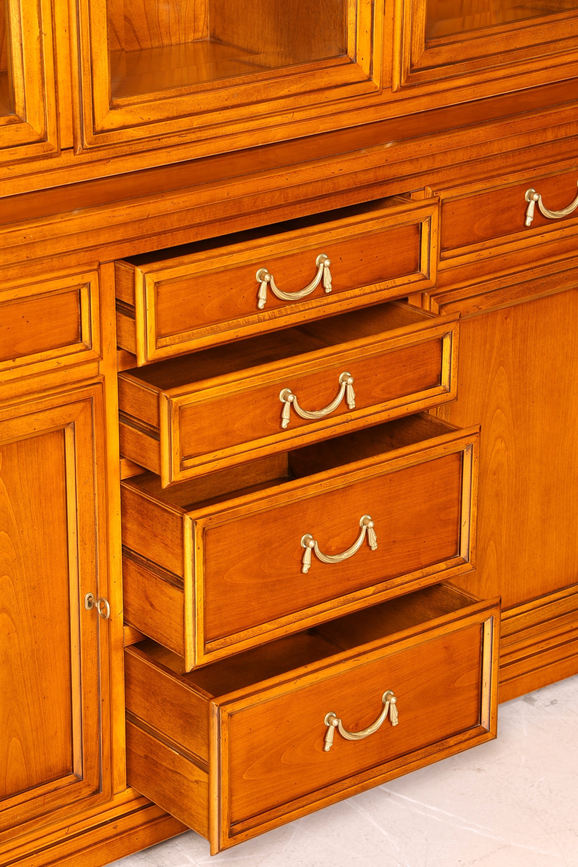 Wunderschöne Original Selva Vitrine Antik Stil massiv Holz Buffet Villa Borghese Schrank Bibliothek