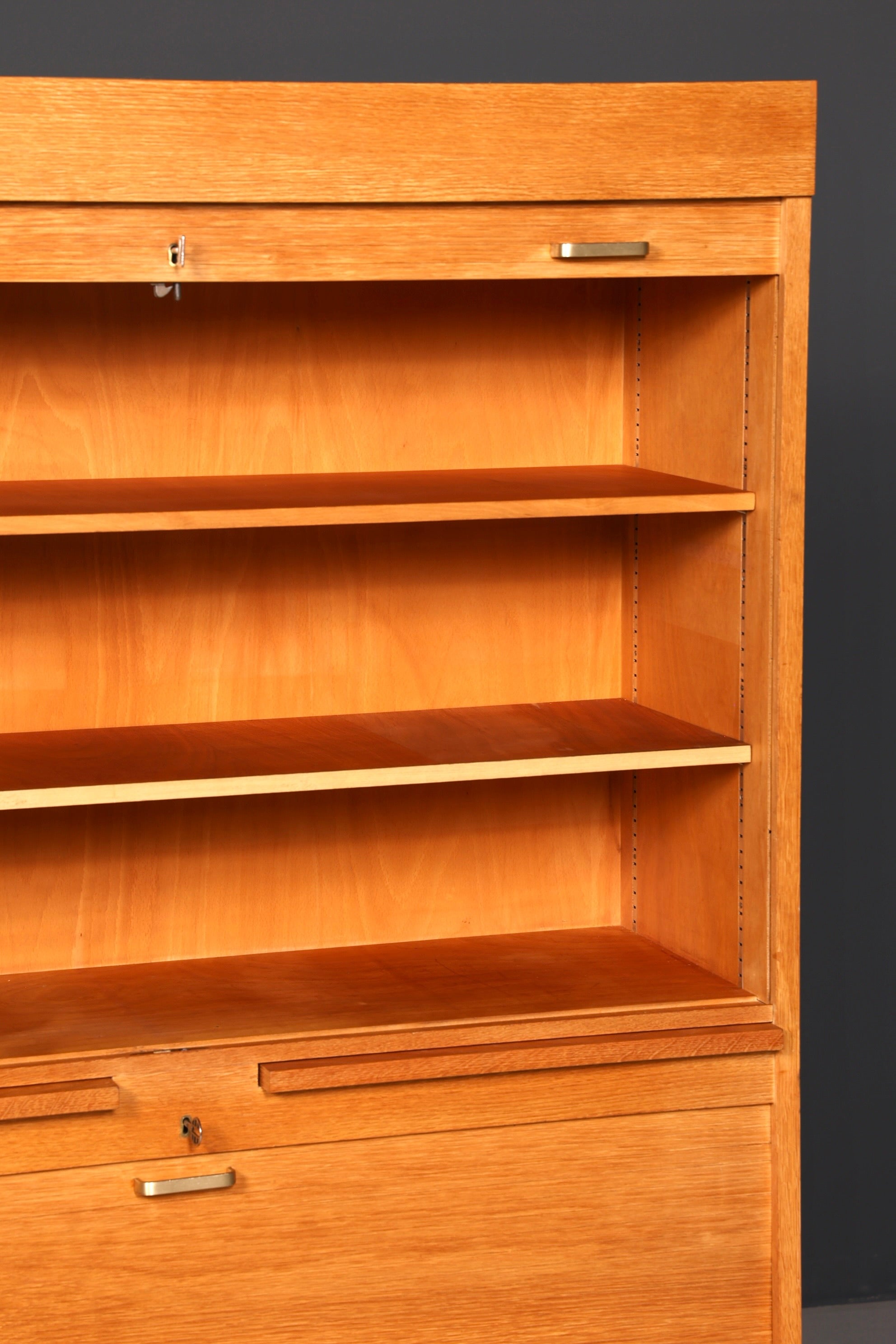 Stilvoller Mid Century Rollladenschrank Bauhaus Apothekerschrank Art Deco Büro Aktenschrank