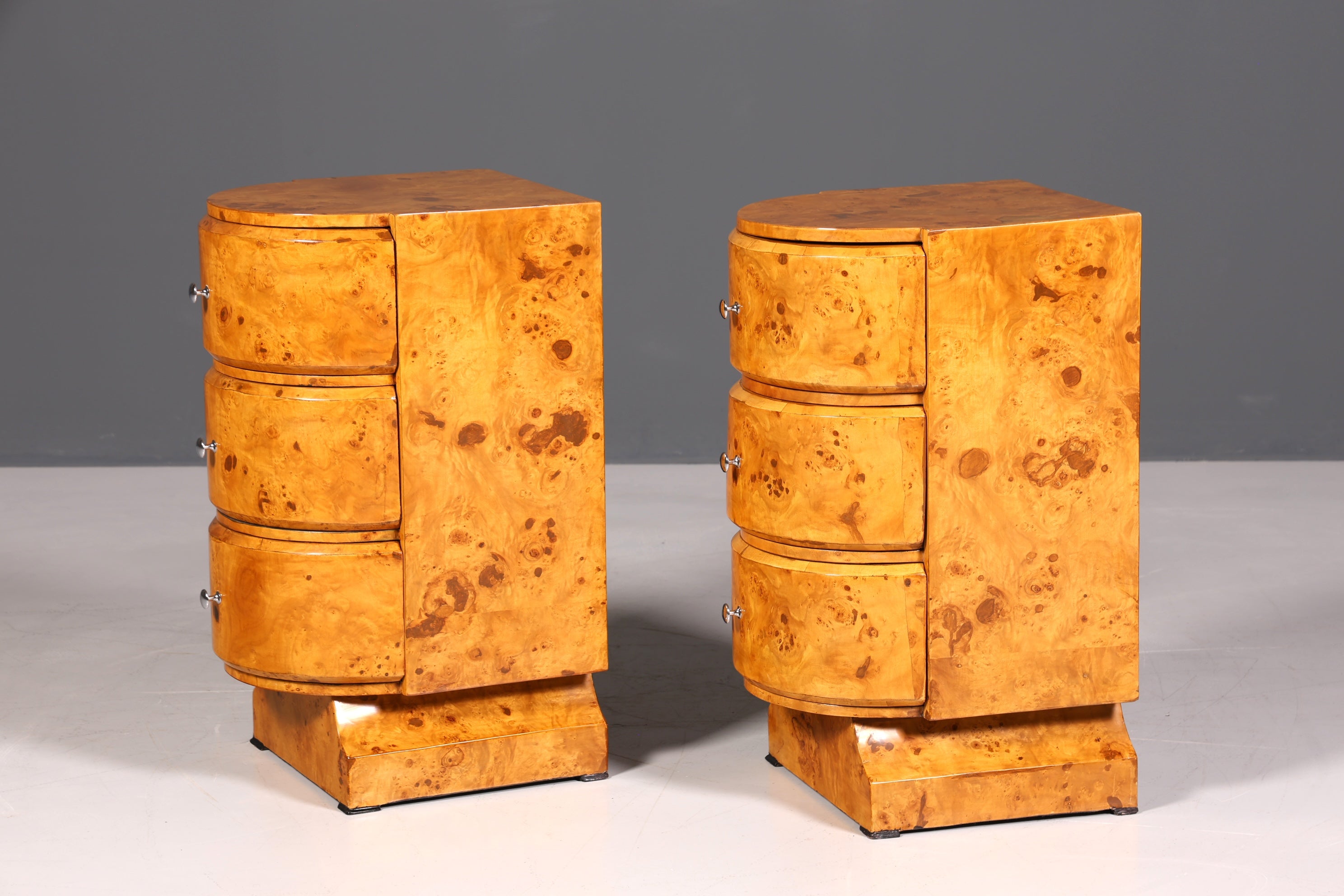 Zwei Exquisite Art Deco Stil Kommoden Schubladenkommoden - Einzigartige Möbelstücke für jeden Raum