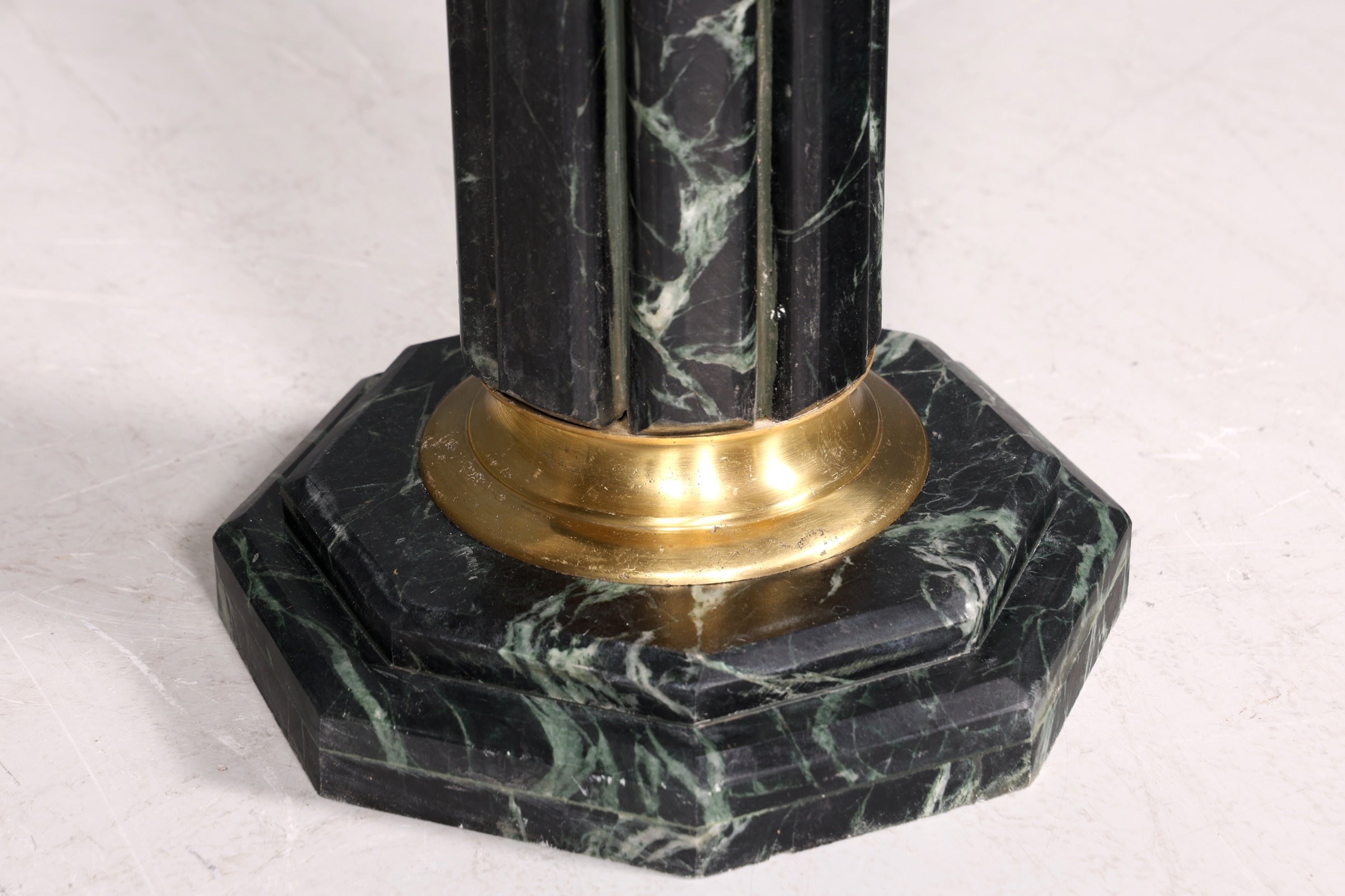 Wunderschöne Barock Stil Säule Louis XV Marmor Blumensäule Naturstein grün Sockel Ablage