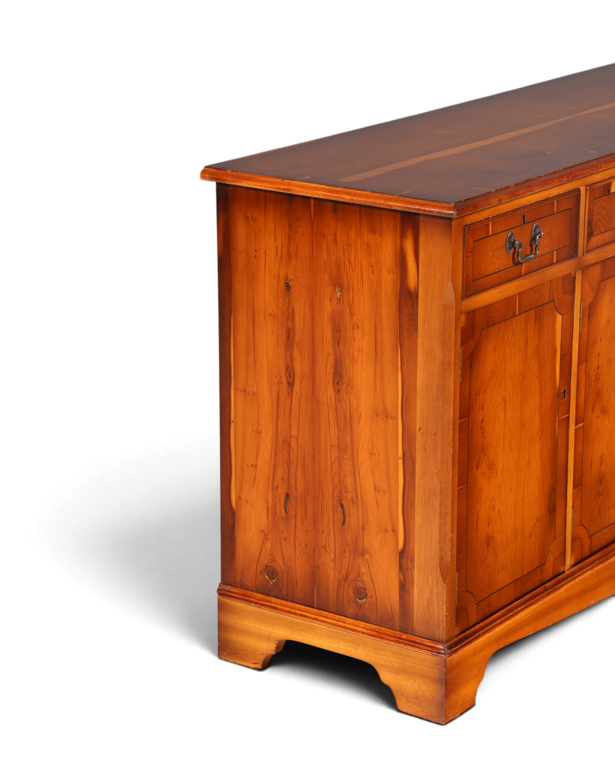 Hauptstadt Möblerei İngiliz tarzı masif porsuk ağacı sideboard, dekoratif pirinç kulplu ve zarif ahşap damarlı.