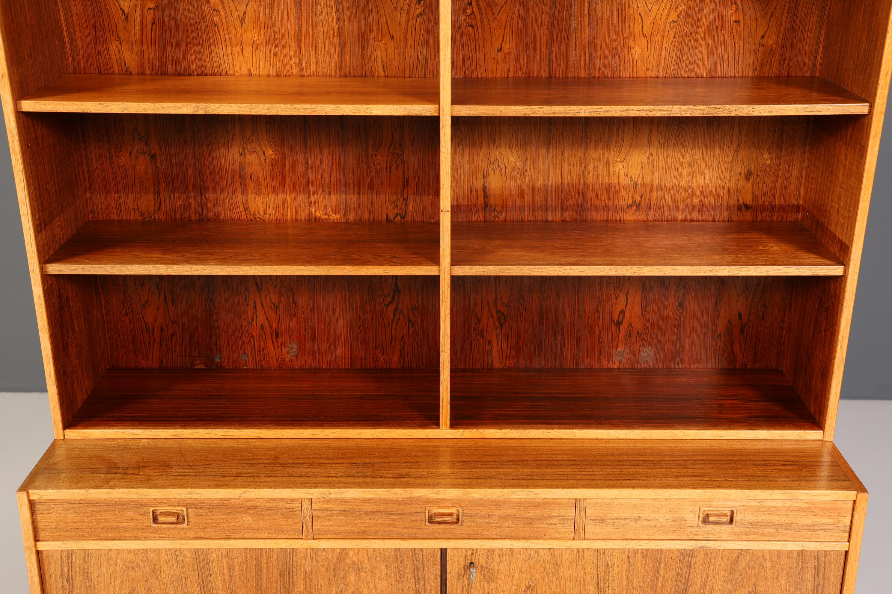 Traumhaftes Mid Century Regal echt Holz Schrank Danish Design Retro Kommode Vintage Bücherregal 60er Jahre 1 von 2