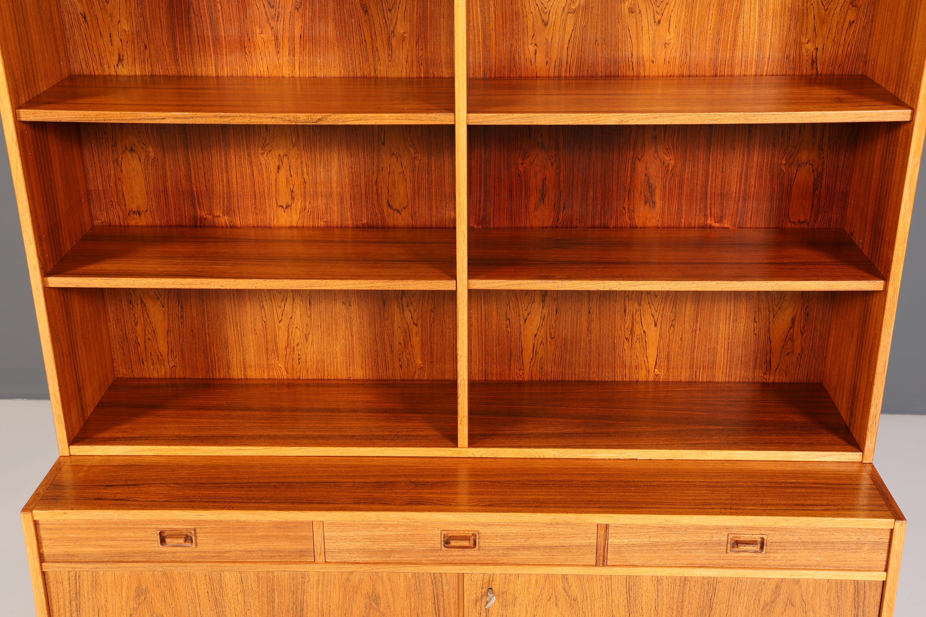 Traumhaftes Mid Century Regal echt Holz Schrank Danish Design Retro Kommode Vintage Bücherregal 60er Jahre 2 von 2