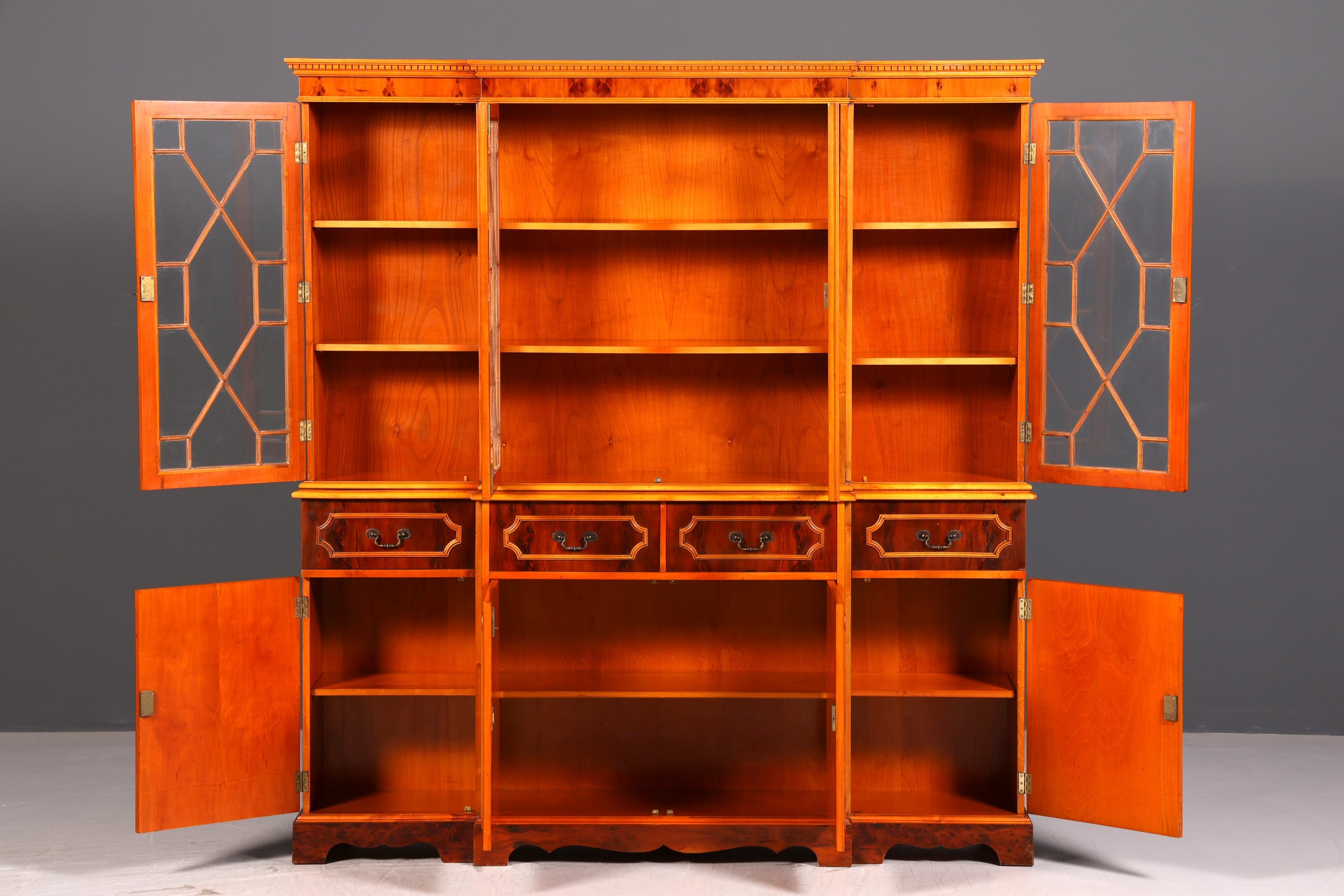 Beeindruckender Englischer Bücherschrank Eibe Vitrine Bibliothek Bücherregal Glasvitrine Buffet Chippendale Vintage