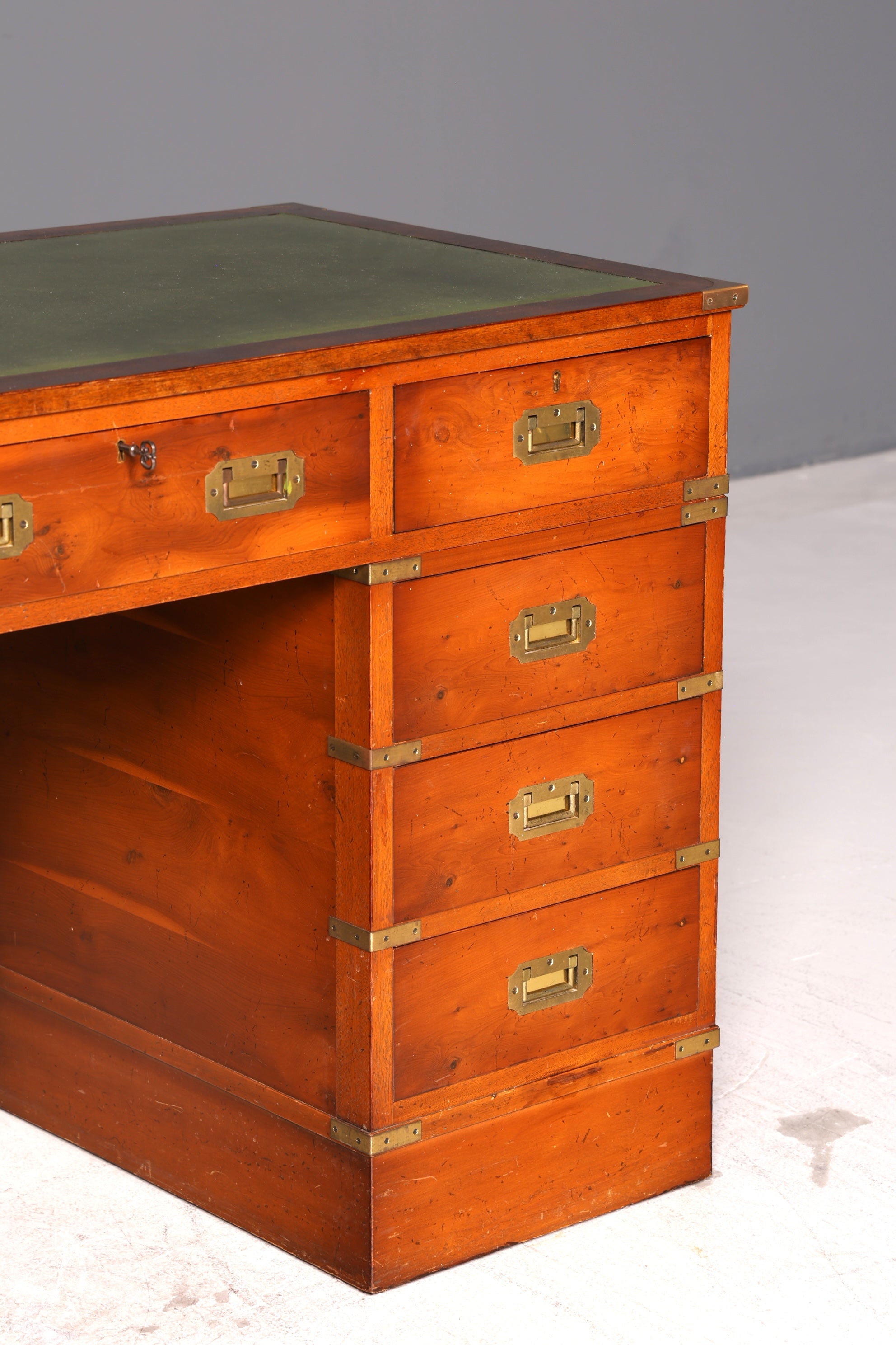 Edler Englischer Schreibtisch Military Chest Echt Lederauflage Bürotisch Office Table Maritim Antik Vintage