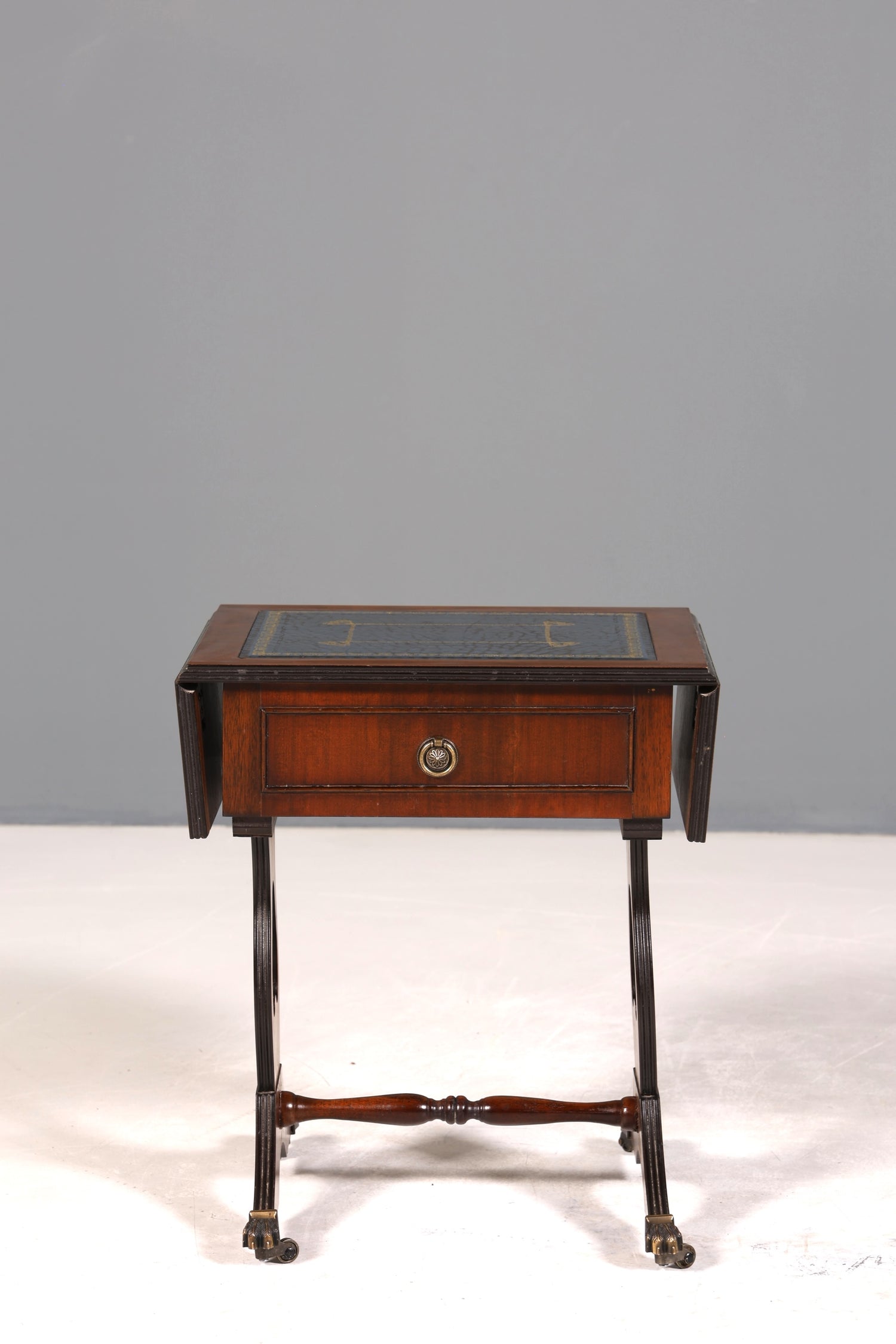 Wunderschöner Englischer Tisch Mahagoni Klapptisch Beistelltisch Englisch echt Leder Antik 60s Ablage