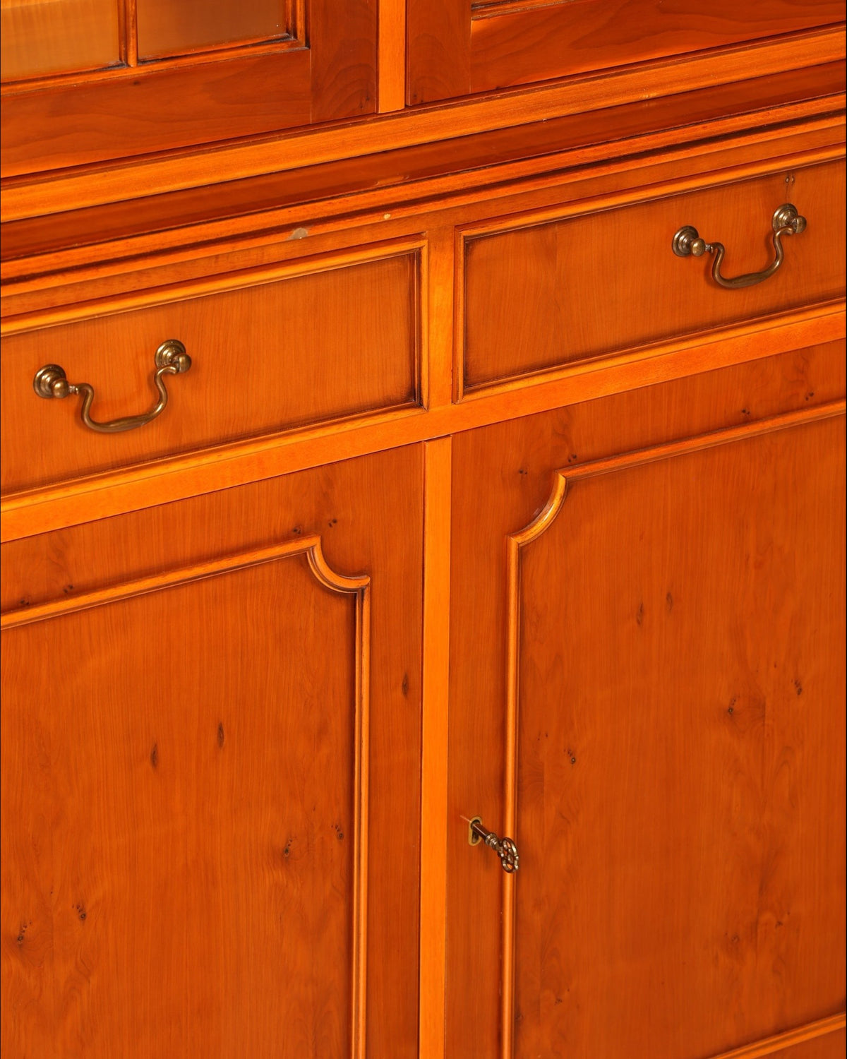 Englische Vitrine Eibe – Bild 16