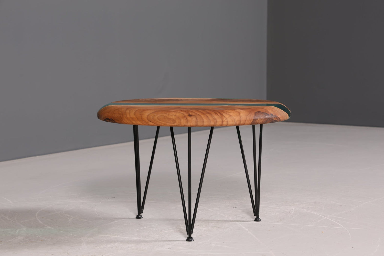 Einzigartiger Epoxidharz Couchtisch Nussbaum Tisch Beistelltisch grüner Ablagetisch